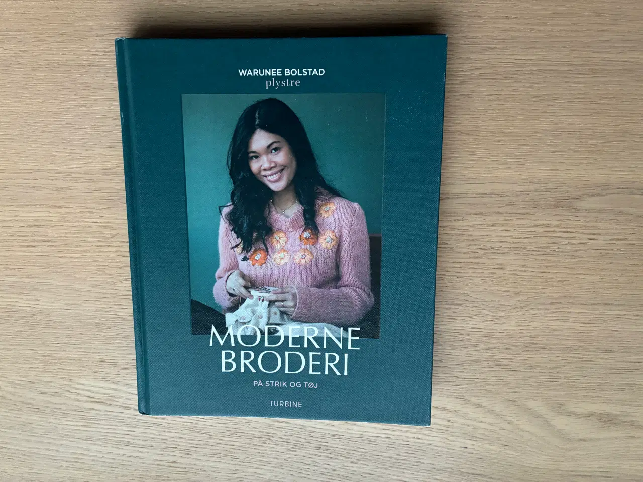 Billede 1 - MODERNE BRODERI på strik og tøj