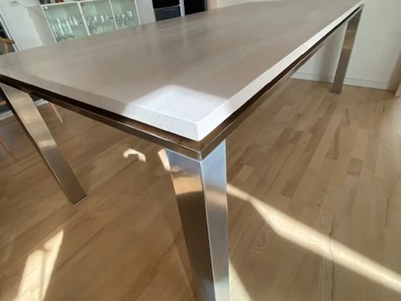 Billede 1 - Velholdt spisebord i hvidpigmenteret ask