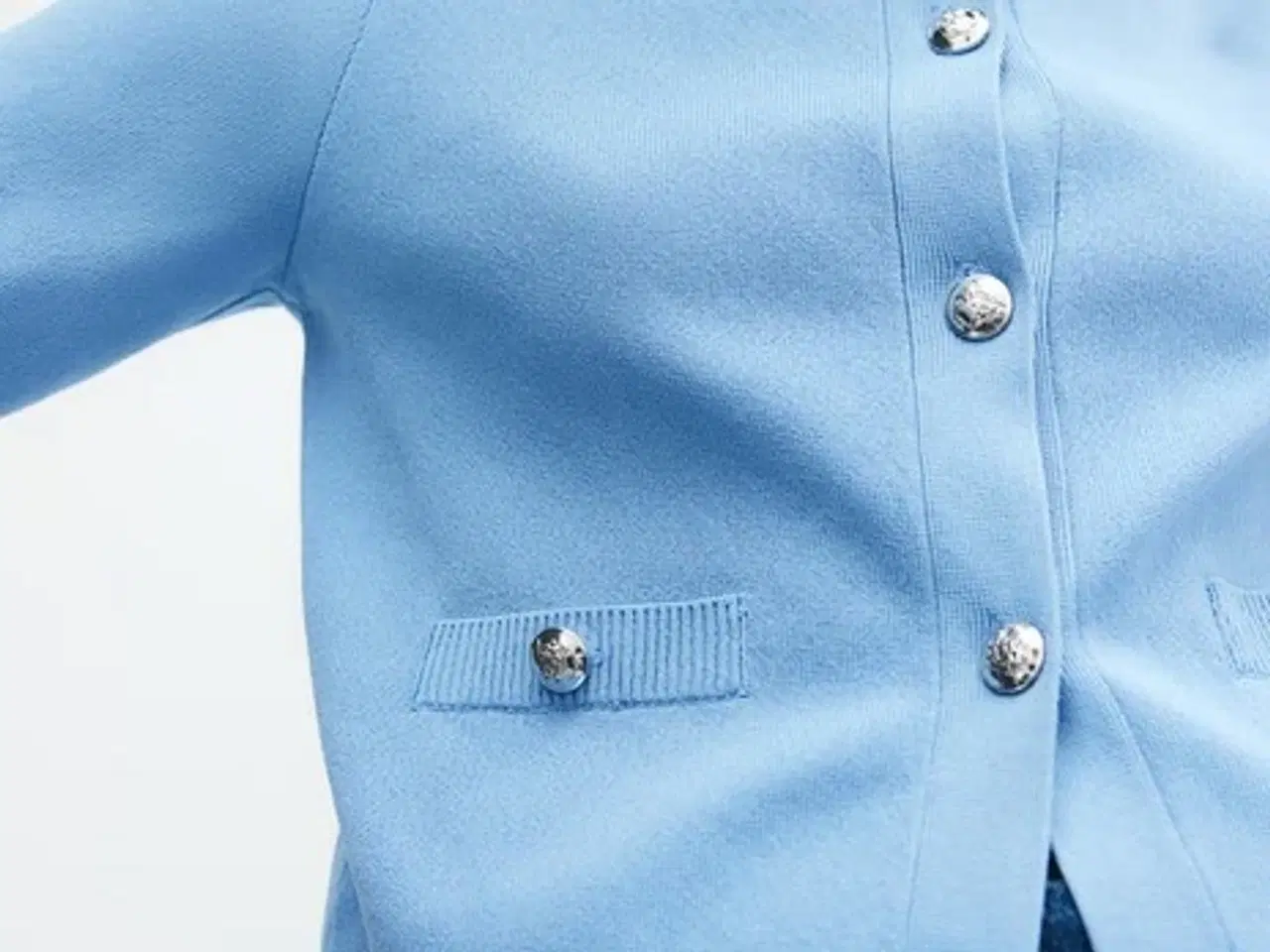 Billede 2 - Fin lille cardigan i flot blå farve fra H&M