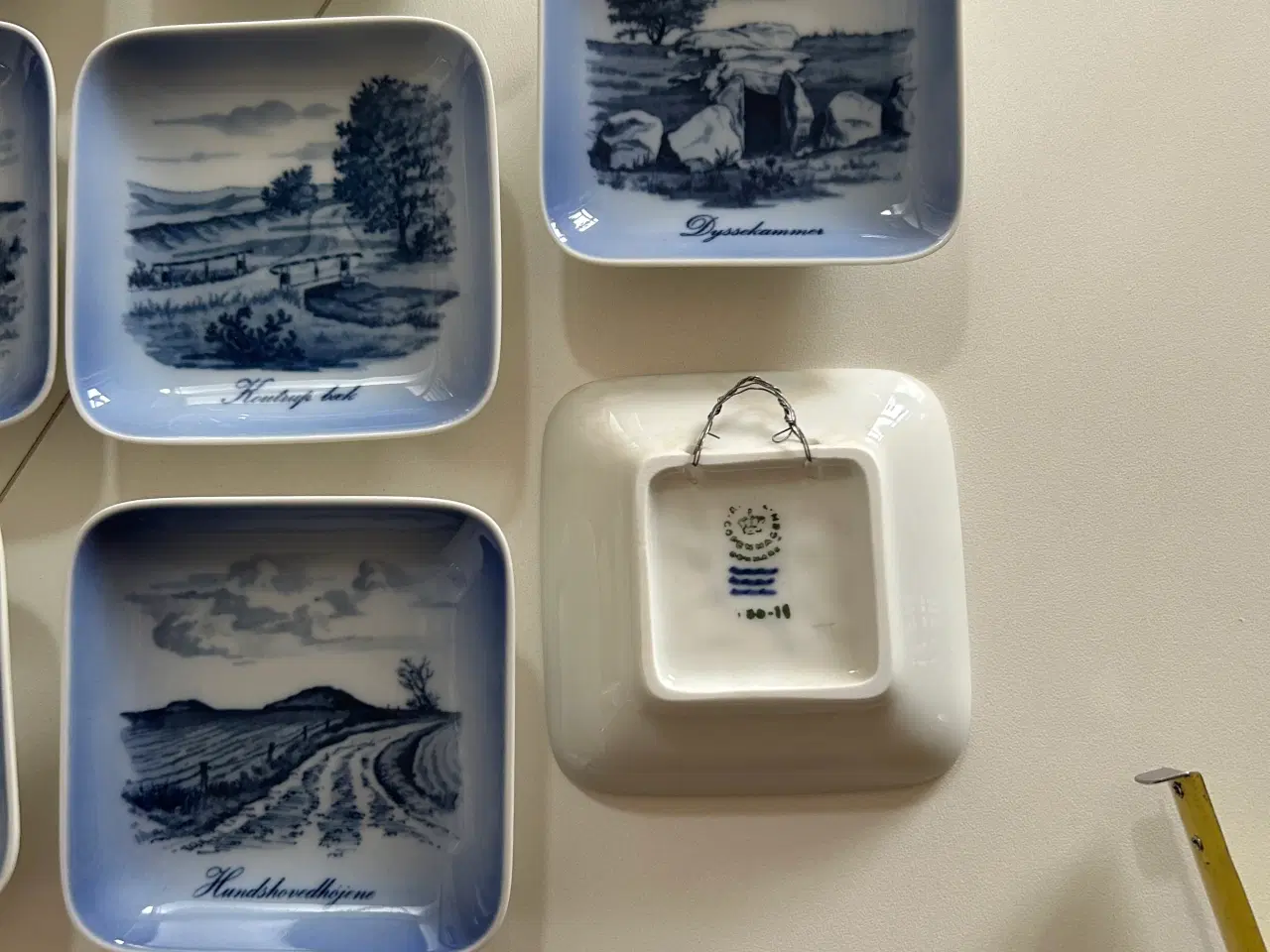 Billede 2 - 11 stk platter med motiv 8,5 cm i omkreds Royal C