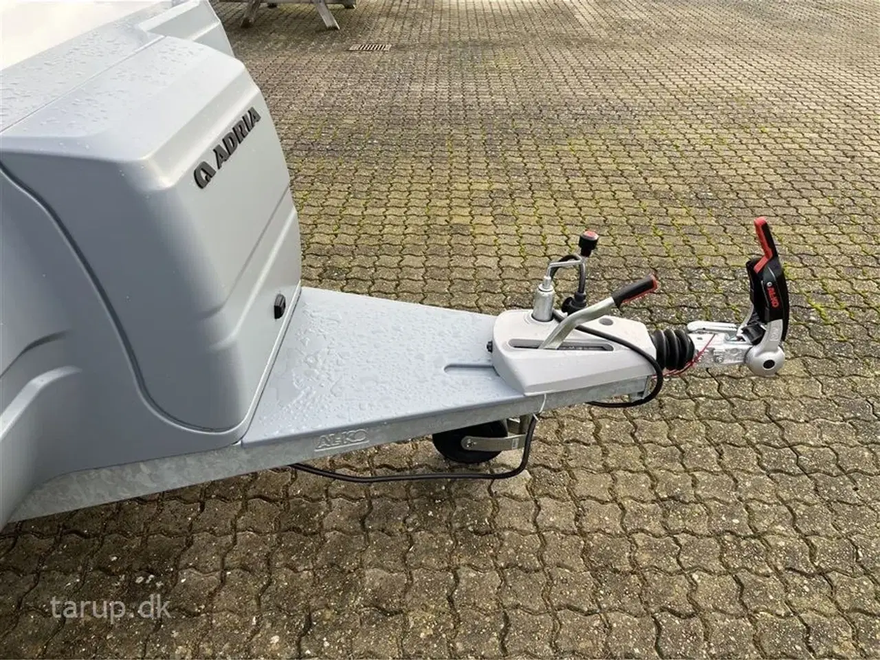 Billede 5 - 2026 - Adria Action 391 PD   Tværstillet dobbeltseng, L-siddegruppe, LED-kanallys, TV-holder,  alufælge, panorama-vindue, stort køleskab, el-gulv-varme, Truma Combi 4