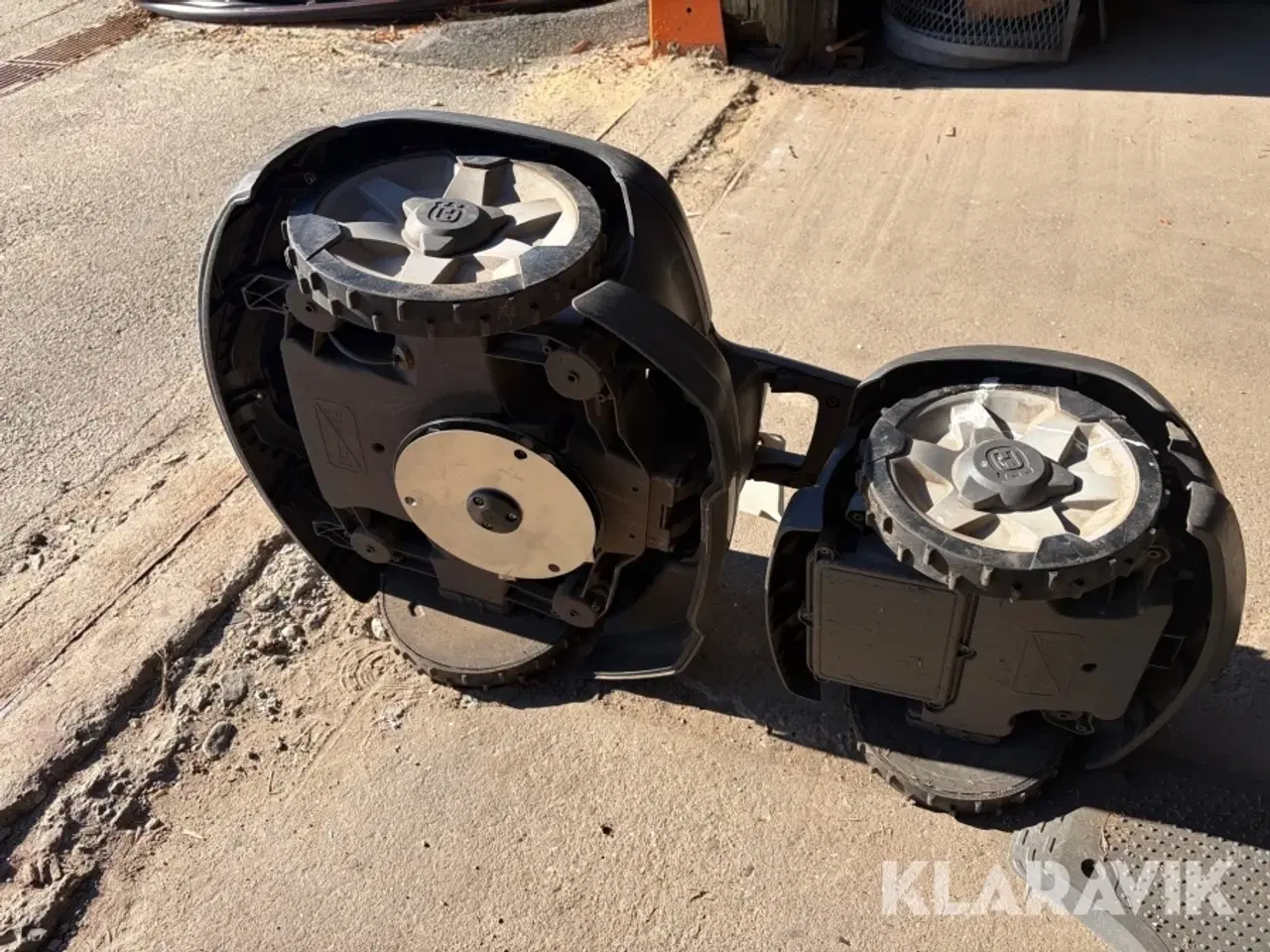 Billede 11 - Robot plæneklipper Husqvarna 535 knækstyret med ladestation