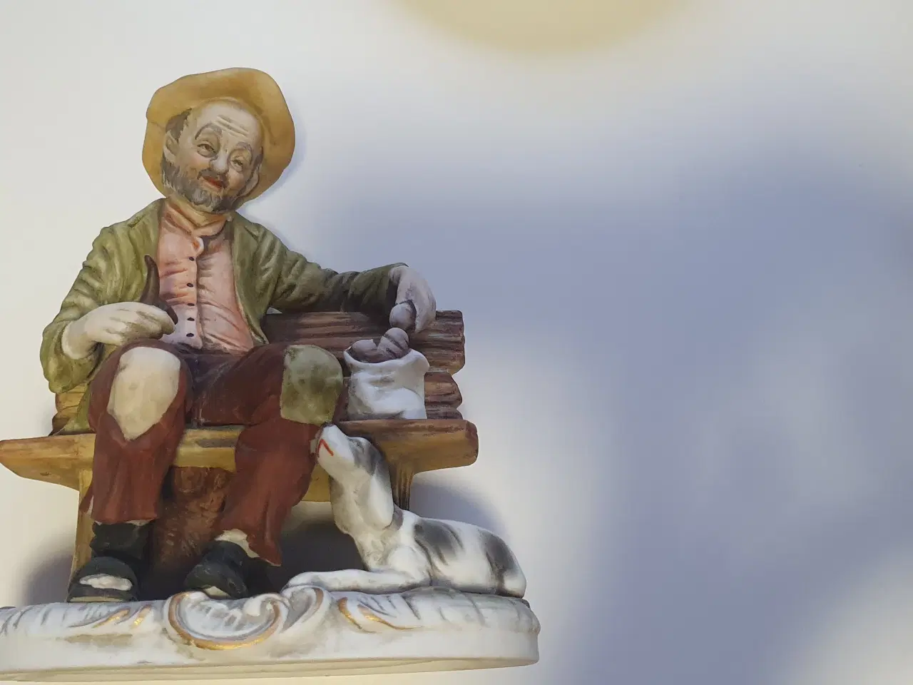 Billede 4 - Porcelænsfigur - mand sidder på bænk med sin hund