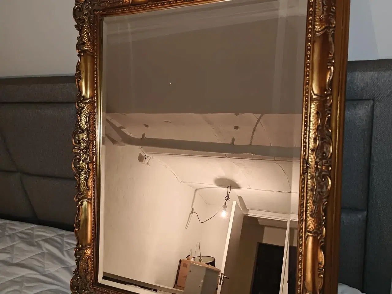 Billede 4 - Klassisk statement‑spejl i ornamenteret guldramme 