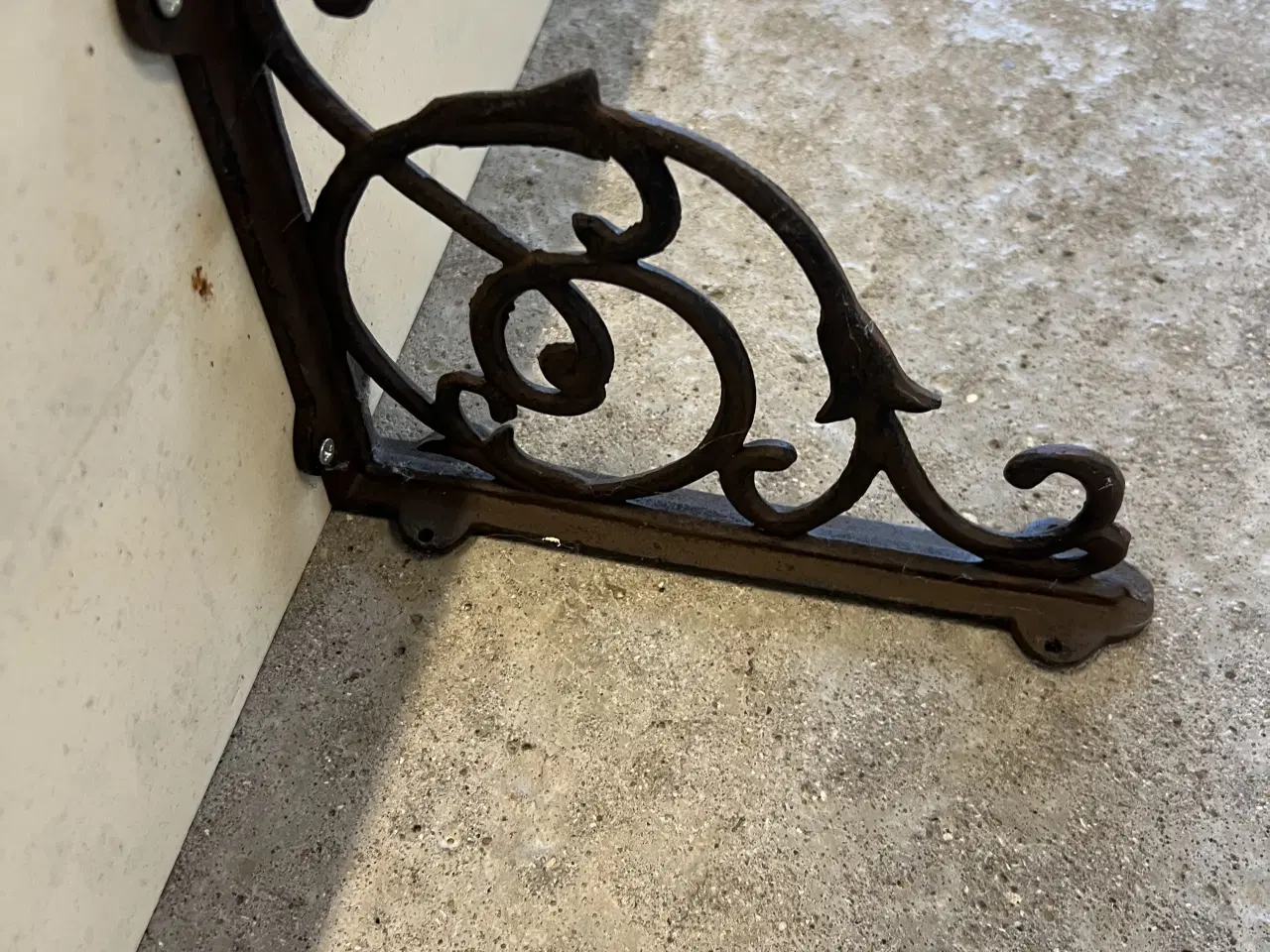 Billede 2 - 200 cm lang hvid hylde med jern krummelurer 