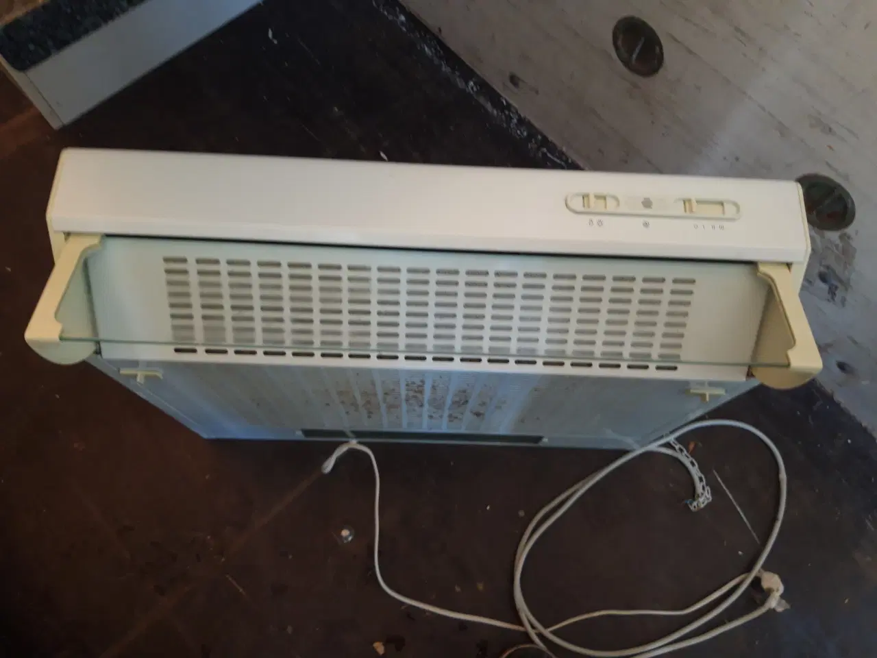 Billede 1 - Hvid væghængt emhætte med kulfilter