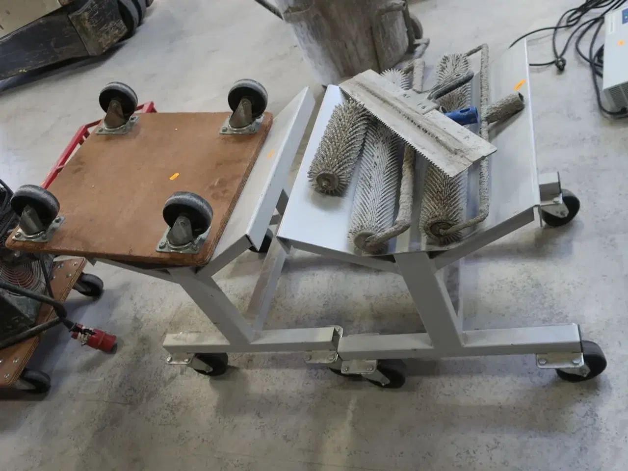 Billede 4 - 2 stk. vogne med indhold