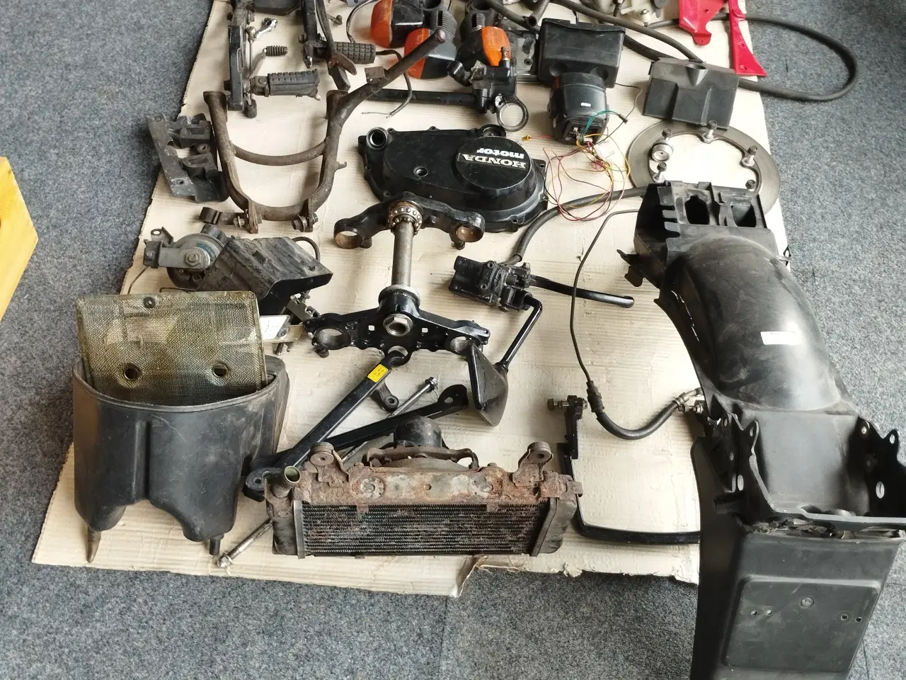 Billede 2 - Reservedele til Honda VF 500                ( se%)