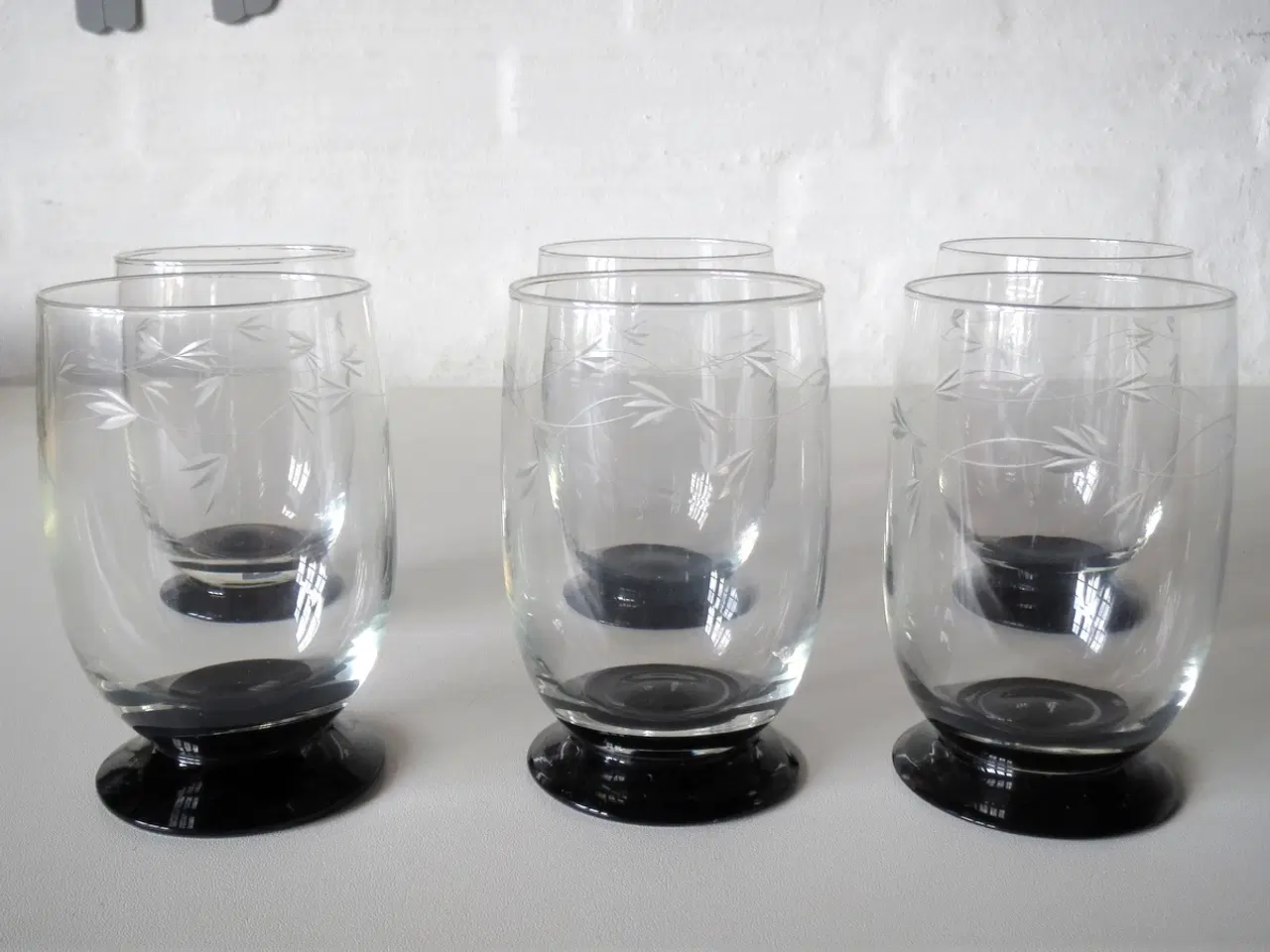Billede 2 - Gamle slebne glas 6 stk. klart glas med sort fod