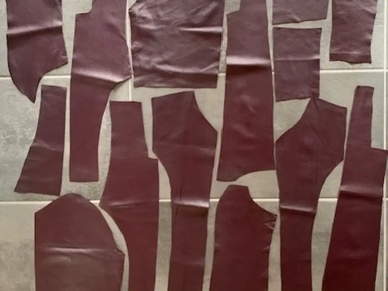 Billede 1 - Skind rester 14 stk. bordeaux i tynd kvalitet