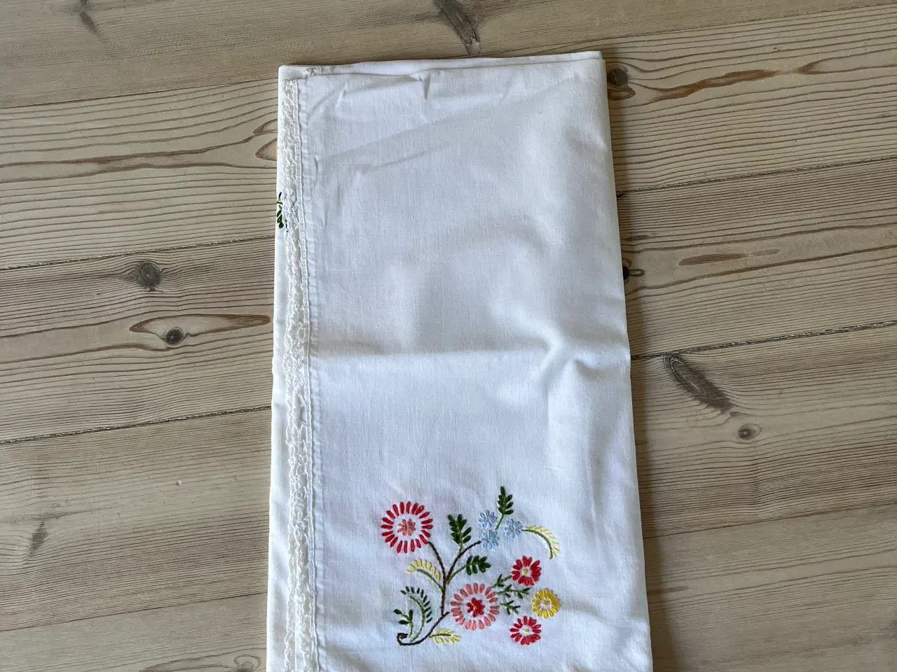 Billede 1 - Dug med broderi