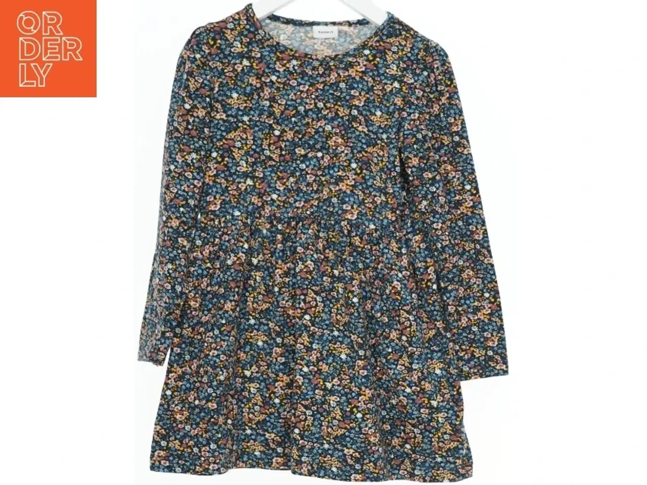 Billede 1 - Blomstret langærmet kjole fra Name It (str. 110)
