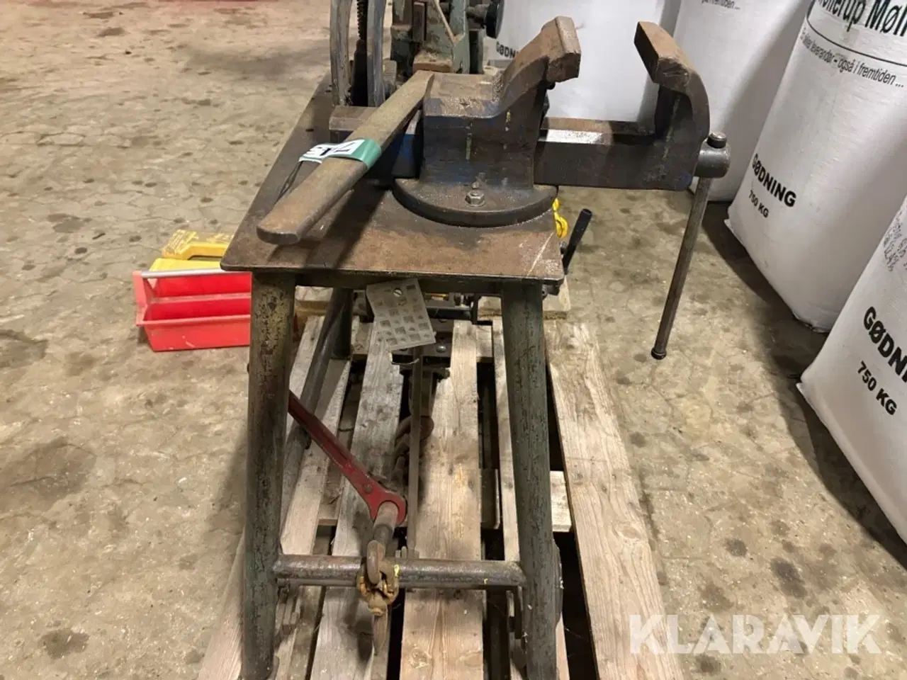 Billede 5 - Smedebord med skruestik