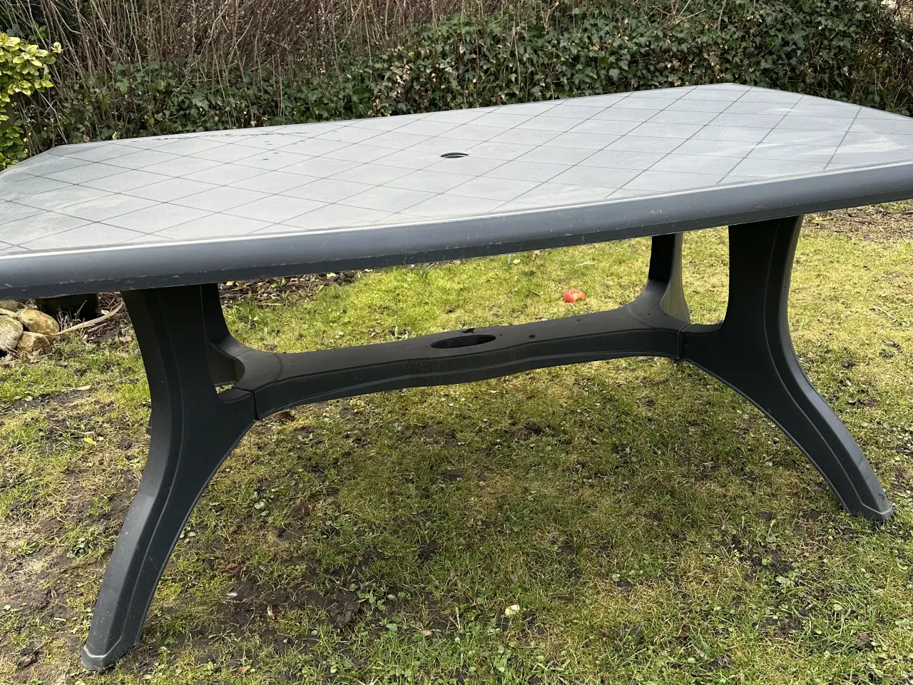 Billede 2 - Havebord, 6 stole og hynder, parasol