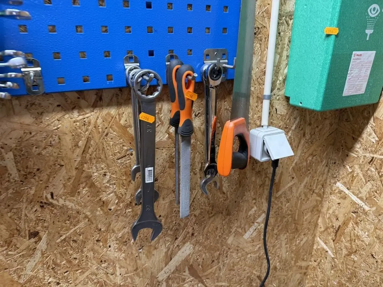 Billede 6 - Værktøjsvæg med diverse værktøj, bor m.m.