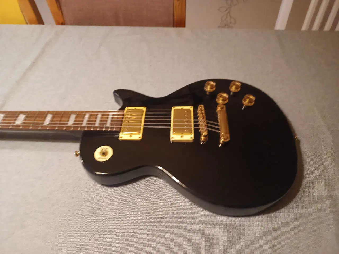 Billede 1 - Flot B&B Audio elguitar – sort med guldfarvet hard