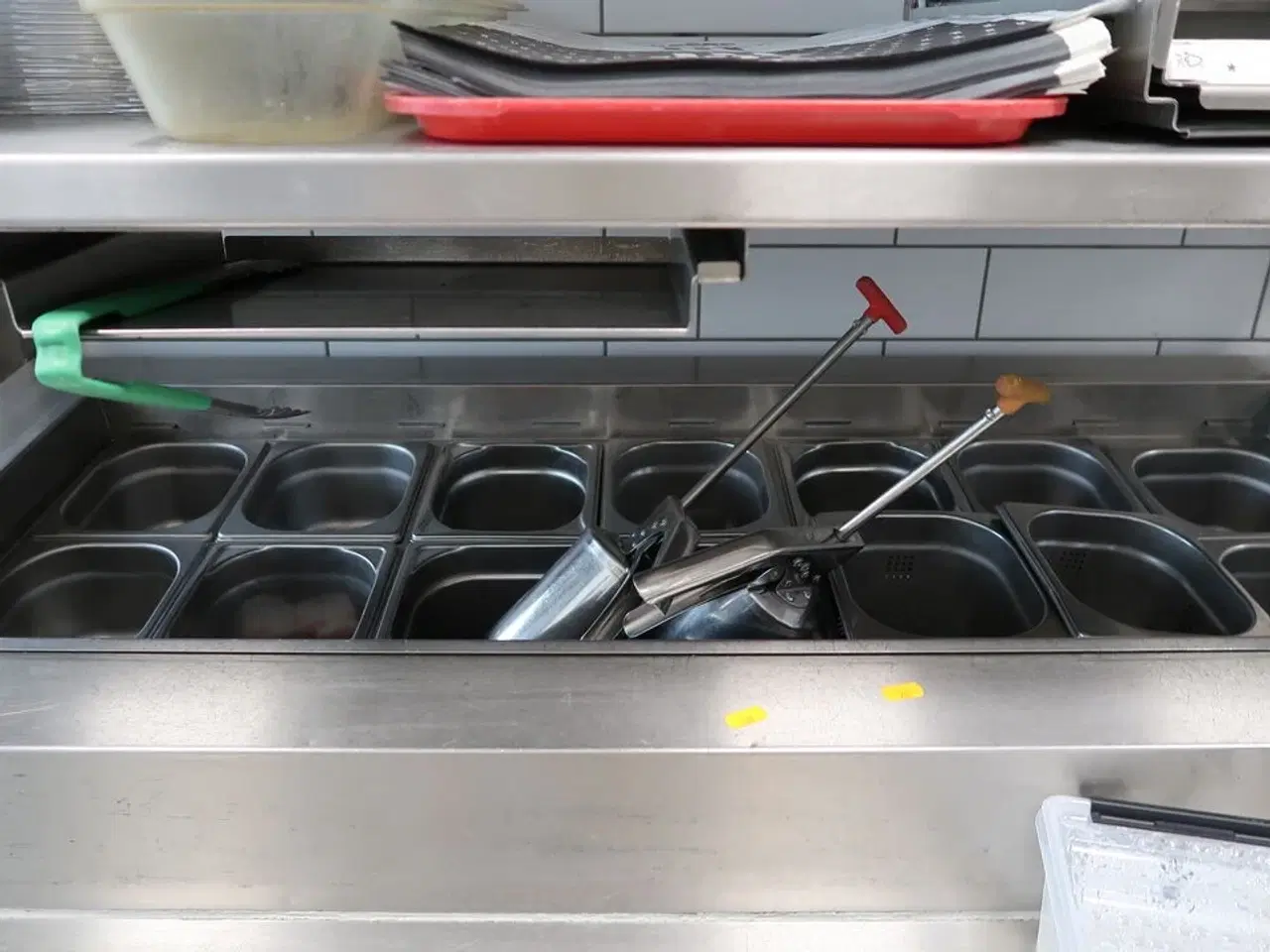 Billede 7 - Rustfri stålbord med køleenhed samt indhold