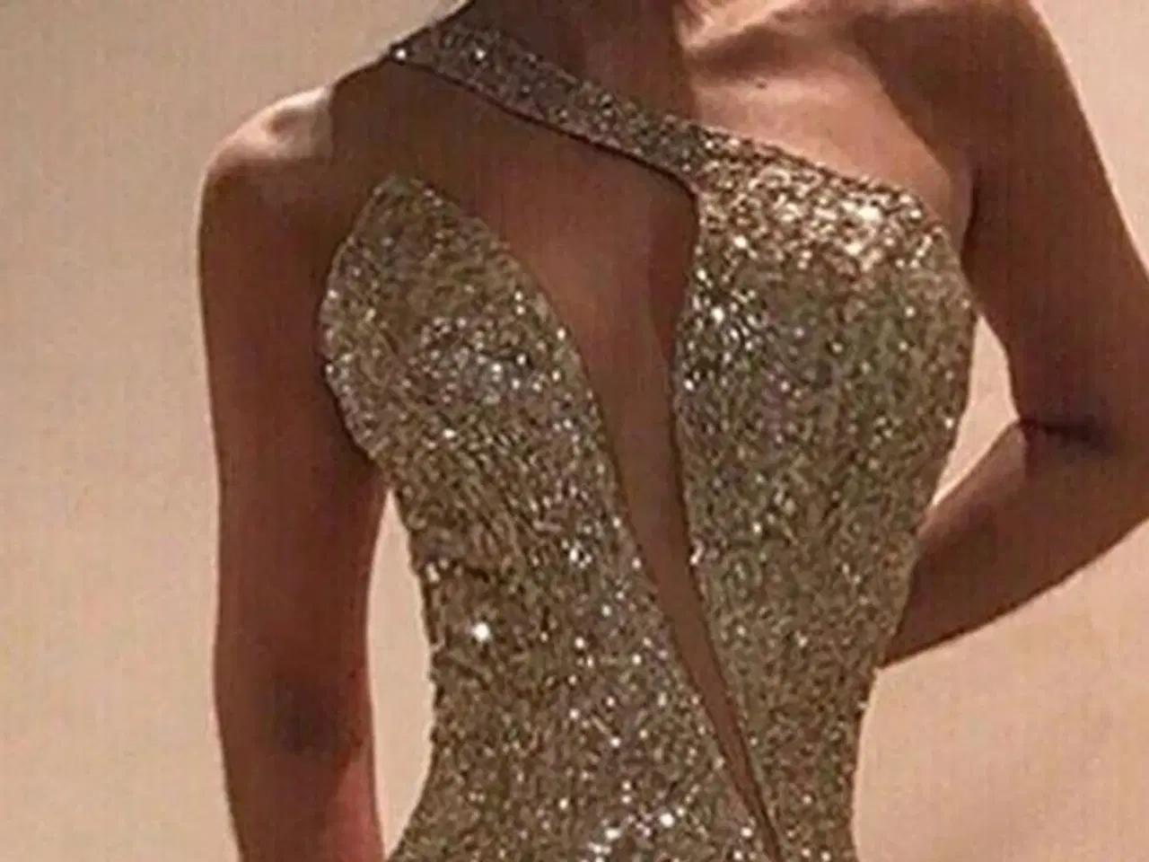 Billede 2 - Sequin kjoler.med one shoulder, sort og guld-