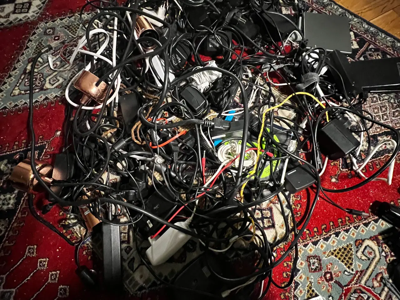 Billede 2 - Blandet ledninger og fjernbetjeninger osv