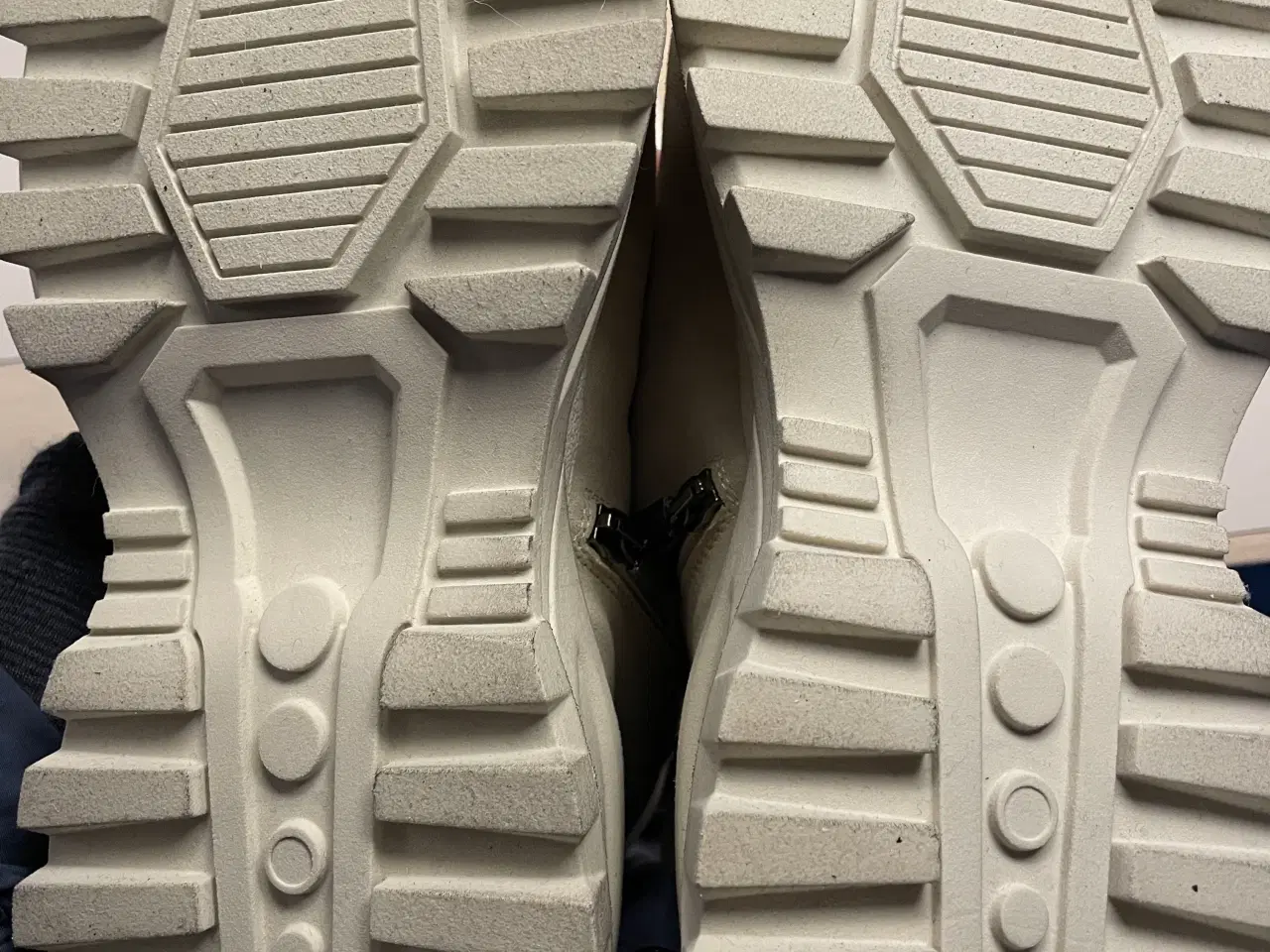 Billede 2 - Lofina ruskindsstøvle med lynlås og snører