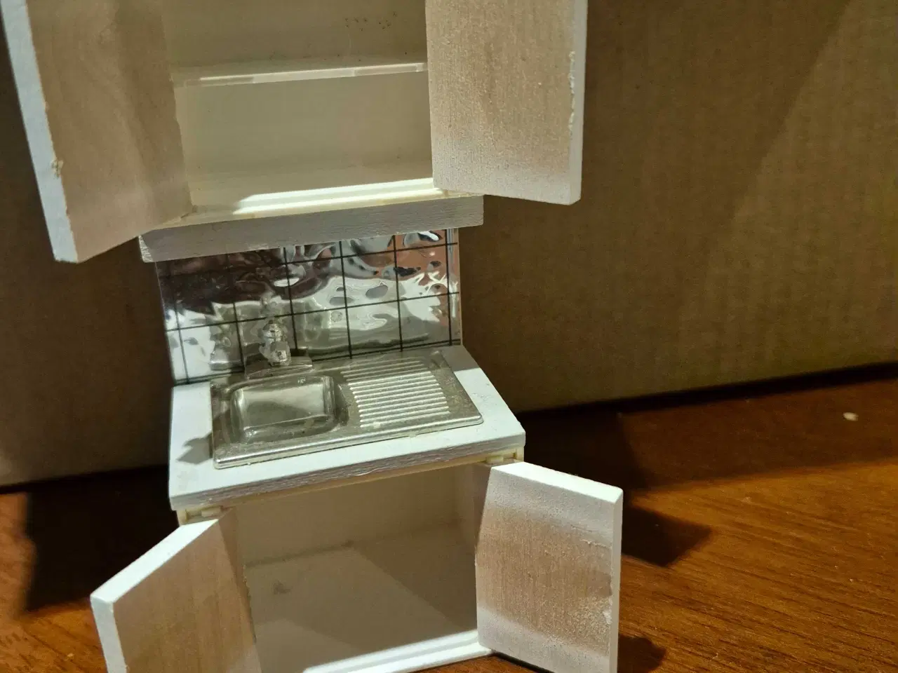 Billede 2 - Lundby dukkehuskøkken 1984