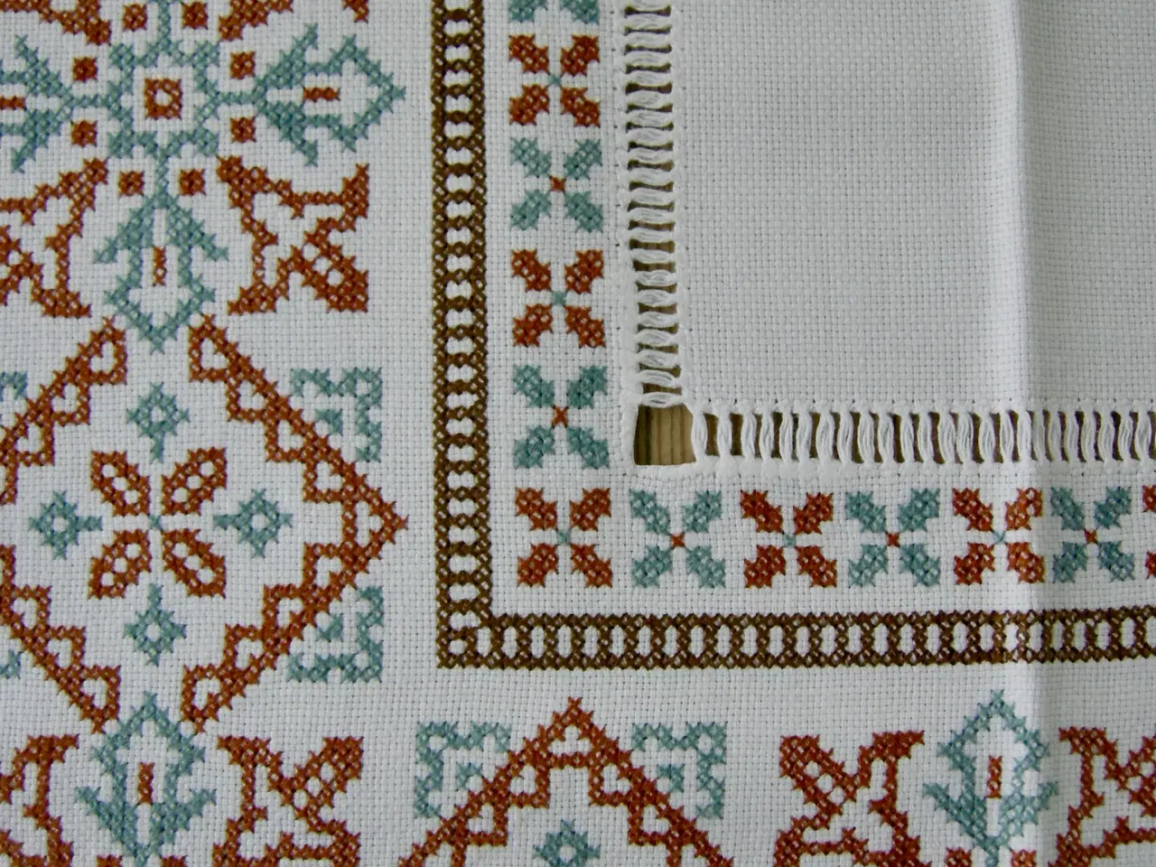 Billede 7 - Broderet dug, Korsstingsbroderi, Håndbroderet dug