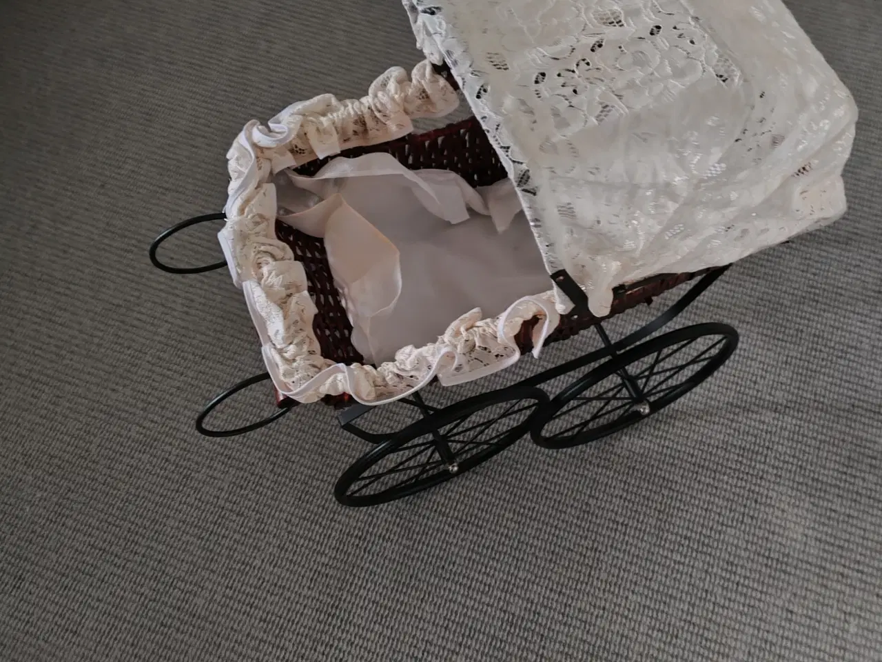 Billede 2 - dukkevogn i gl stil 