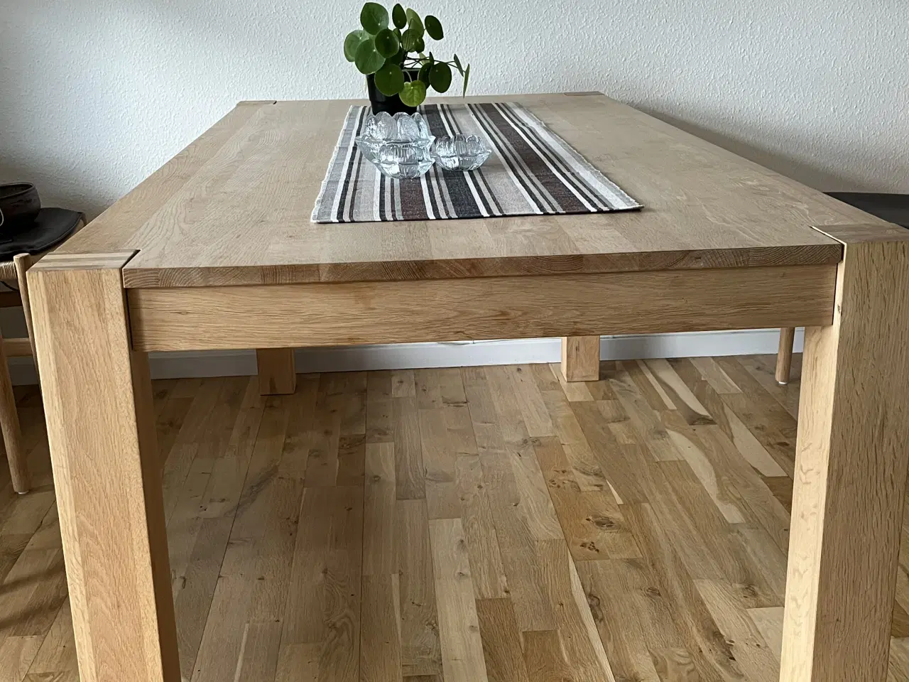 Billede 1 - Massiv spisebord i eg