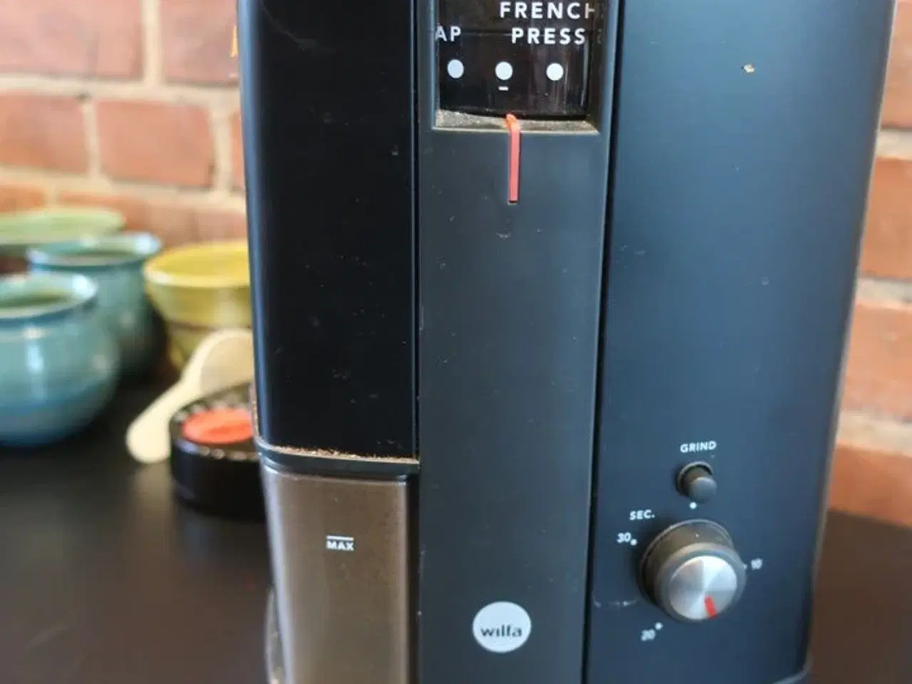 Billede 8 - Kaffekværn WILFA samt div. kander, kedler m.v. på bord