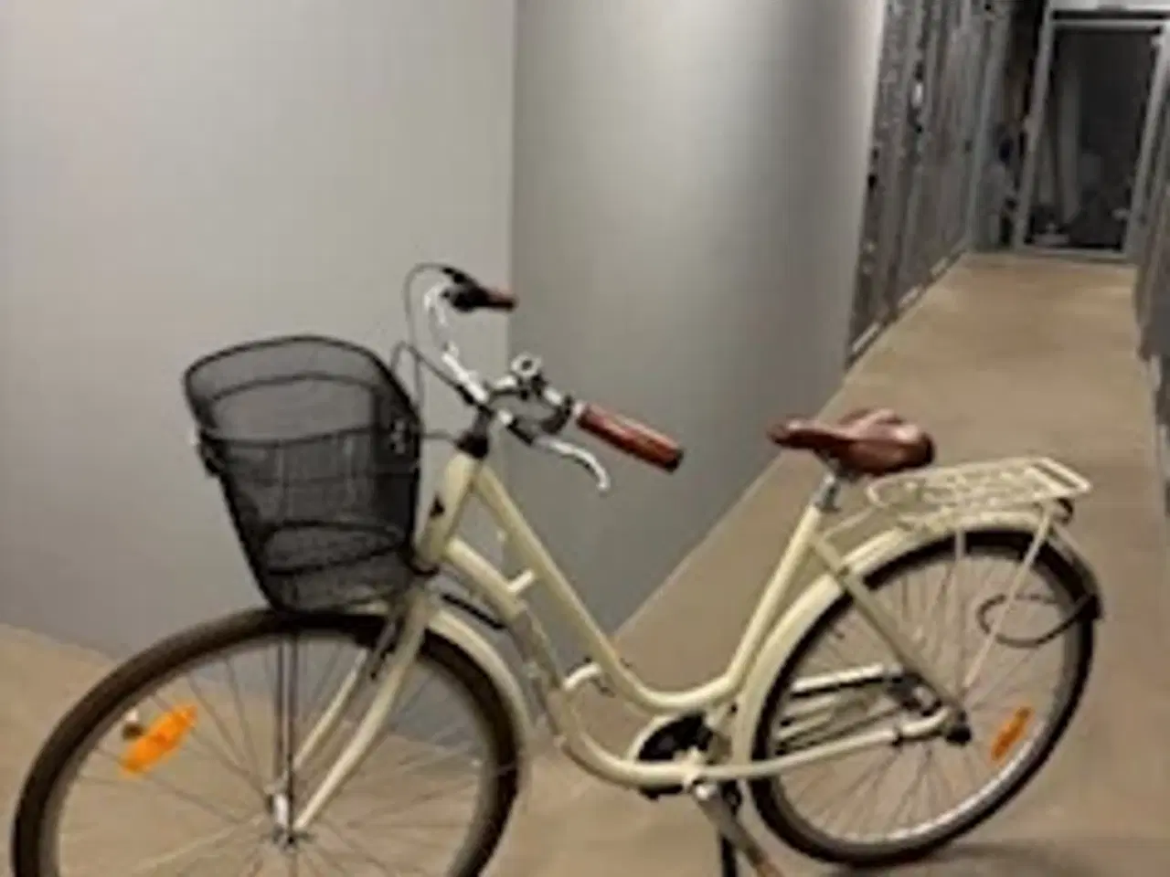 Billede 1 - Damecykel med cykelkurv