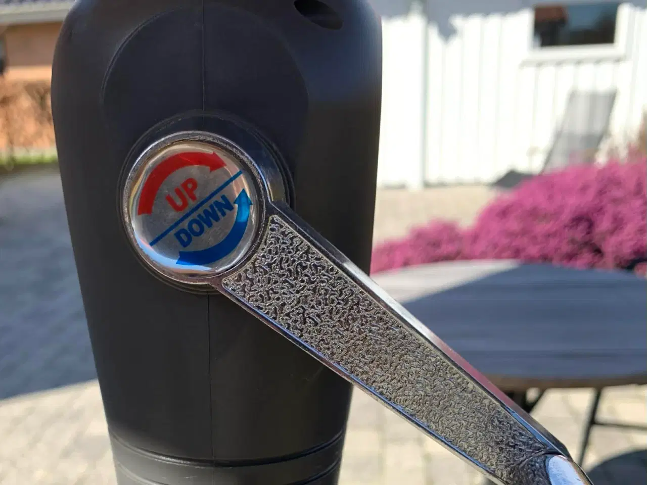 Billede 4 - Parasol med beige dug og trinvis regulering og fod