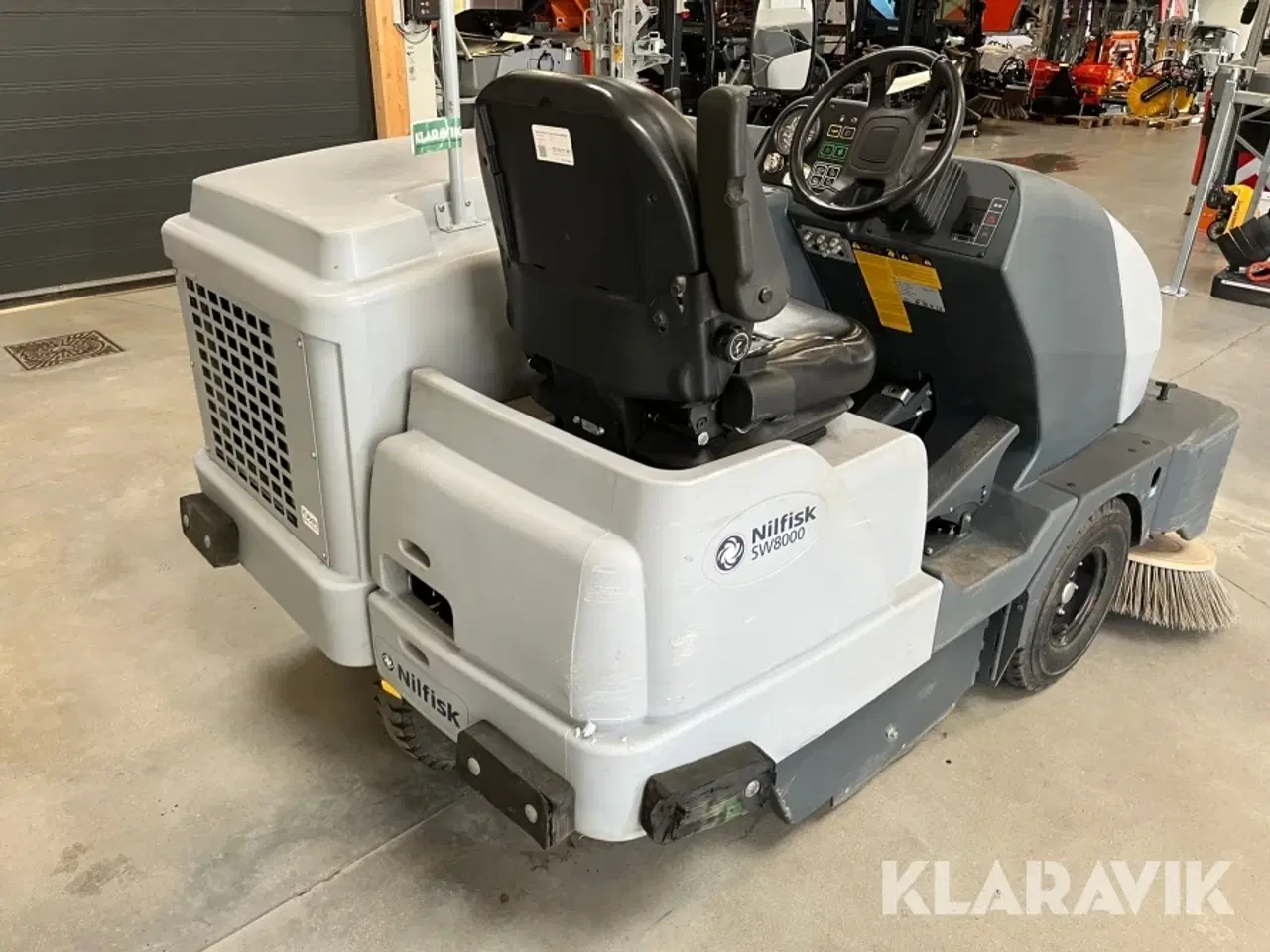 Billede 3 - Fejemaskine Nilfisk SW8000 med ekstra dele børster/filter