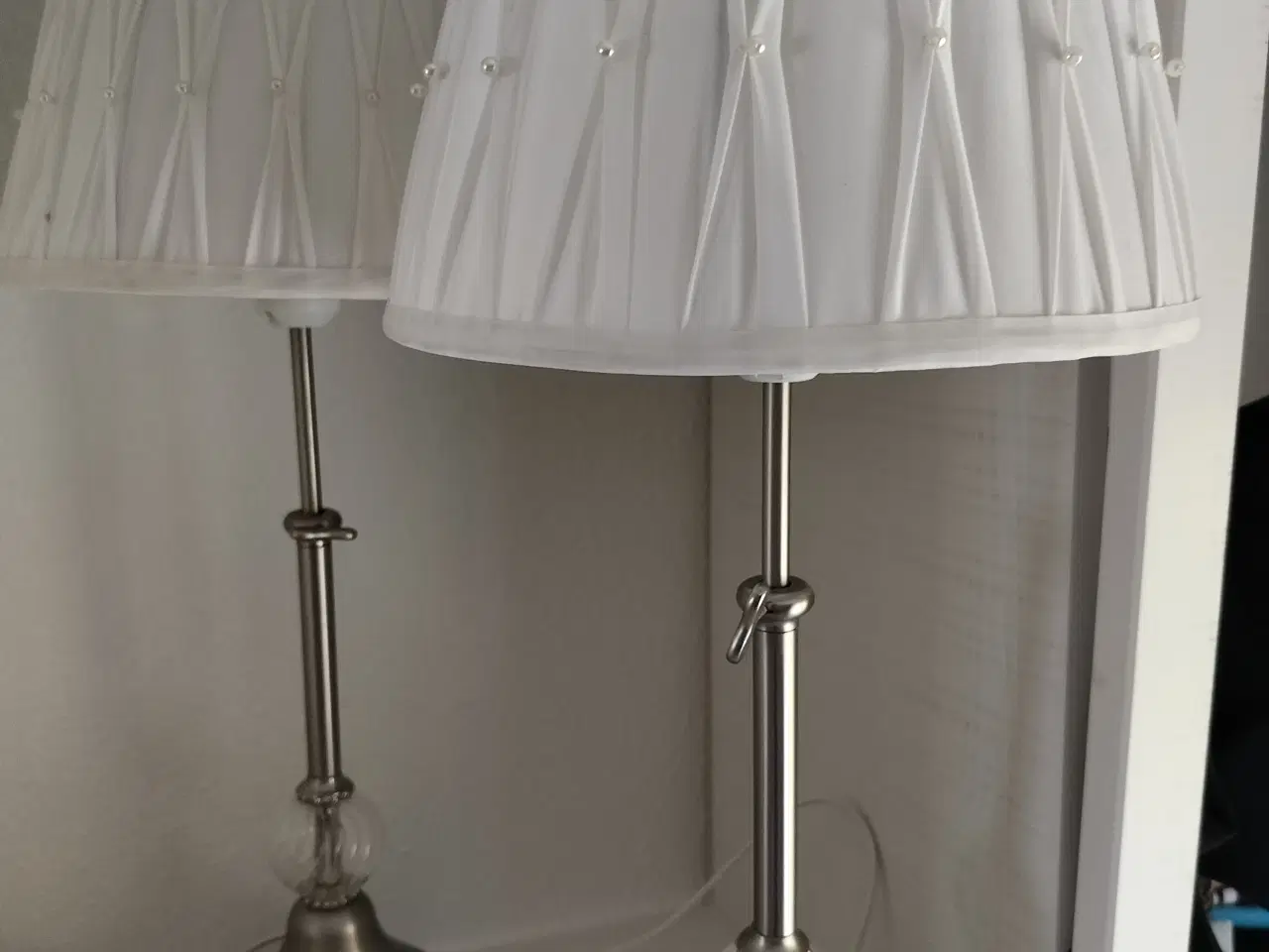Billede 2 - Hvid lampe i fremragende stand, med ny - lampshade