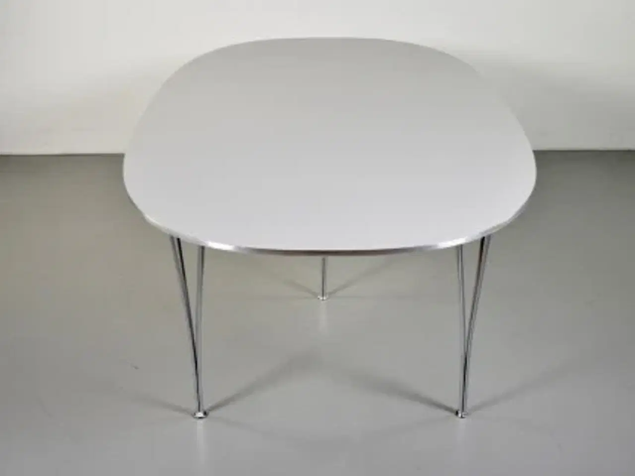 Billede 4 - Fritz hansen konferencebord i grå med oval plade, 240 cm.