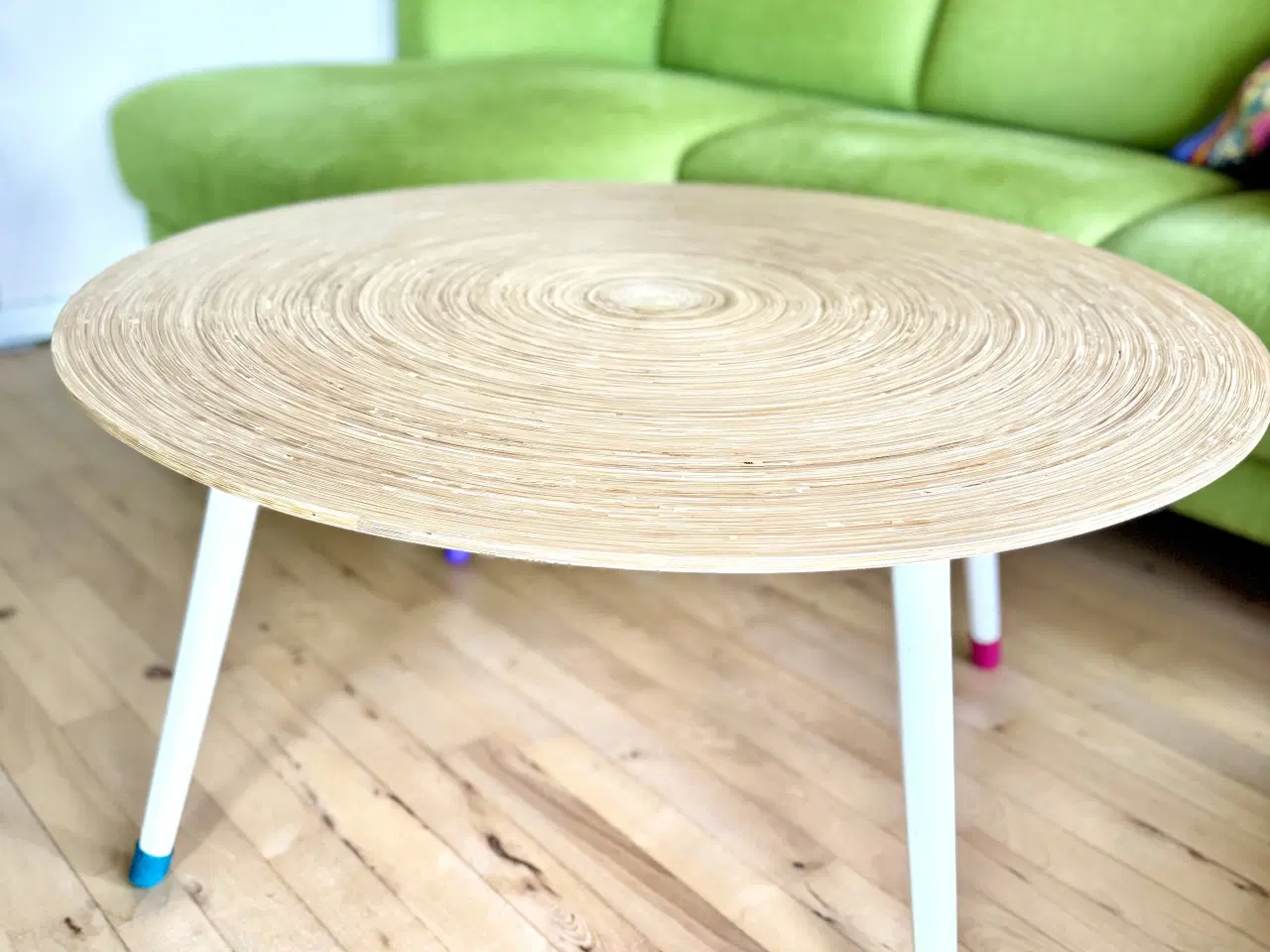 Billede 2 - Rundt sofabord i bambusfinér med hvide ben