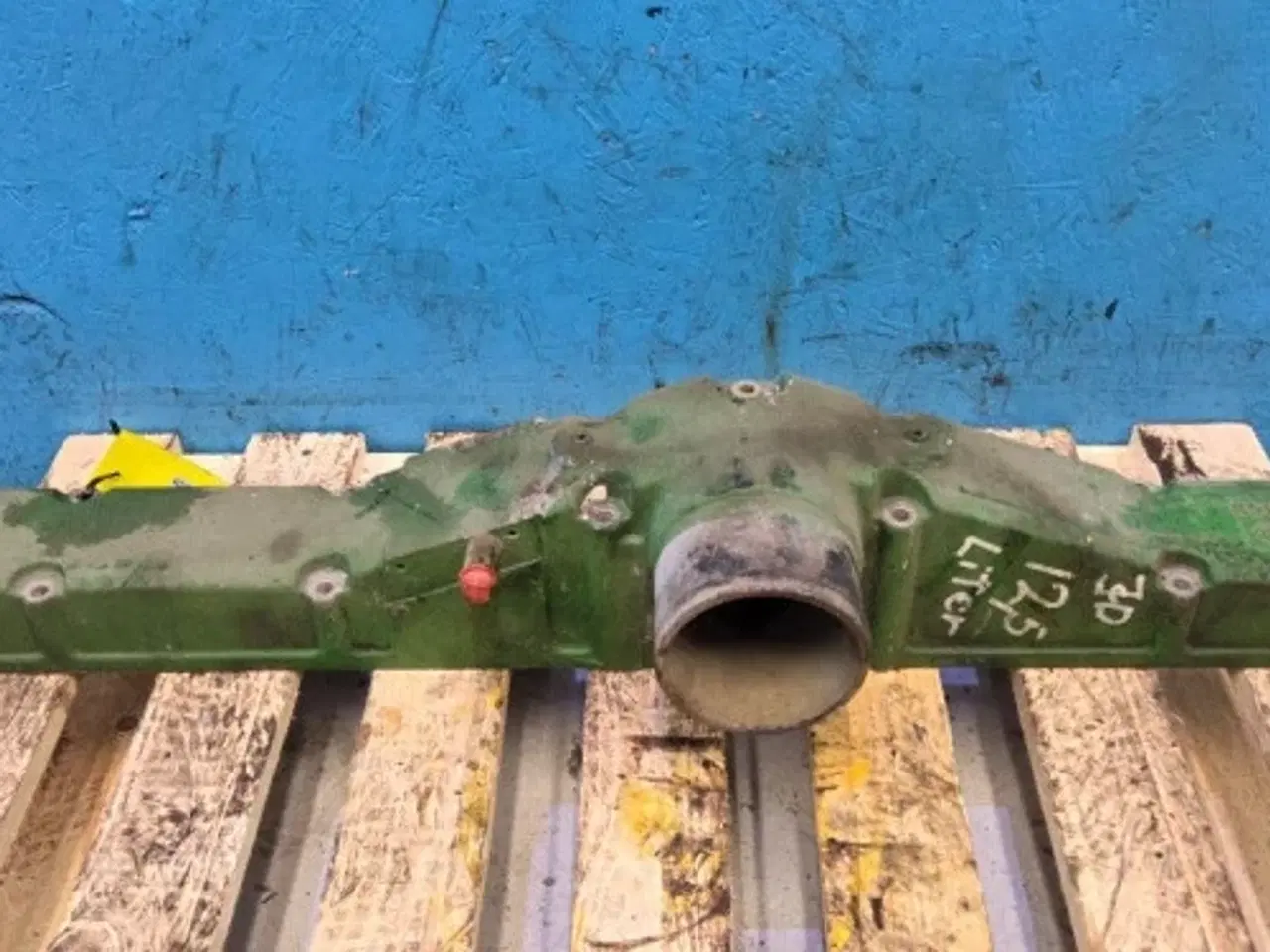 Billede 14 - John Deere 6125HZ001 Indsugningsmanifolddæksel R516998