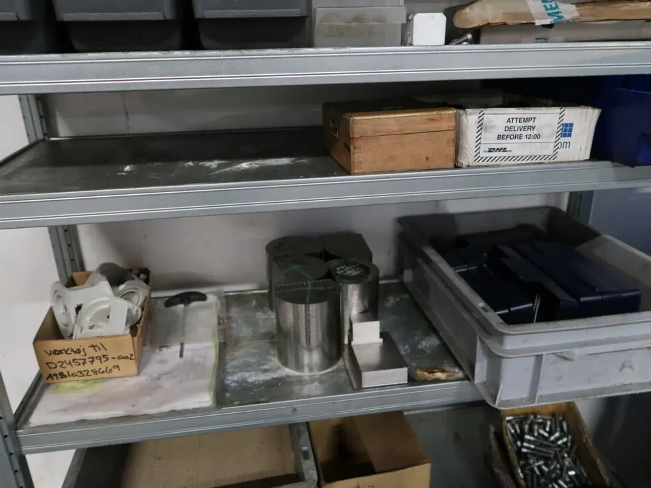 Billede 6 - Reol med div. Specialværktøj