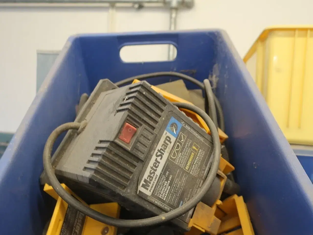 Billede 6 - Reol med div. Skruer m.m.