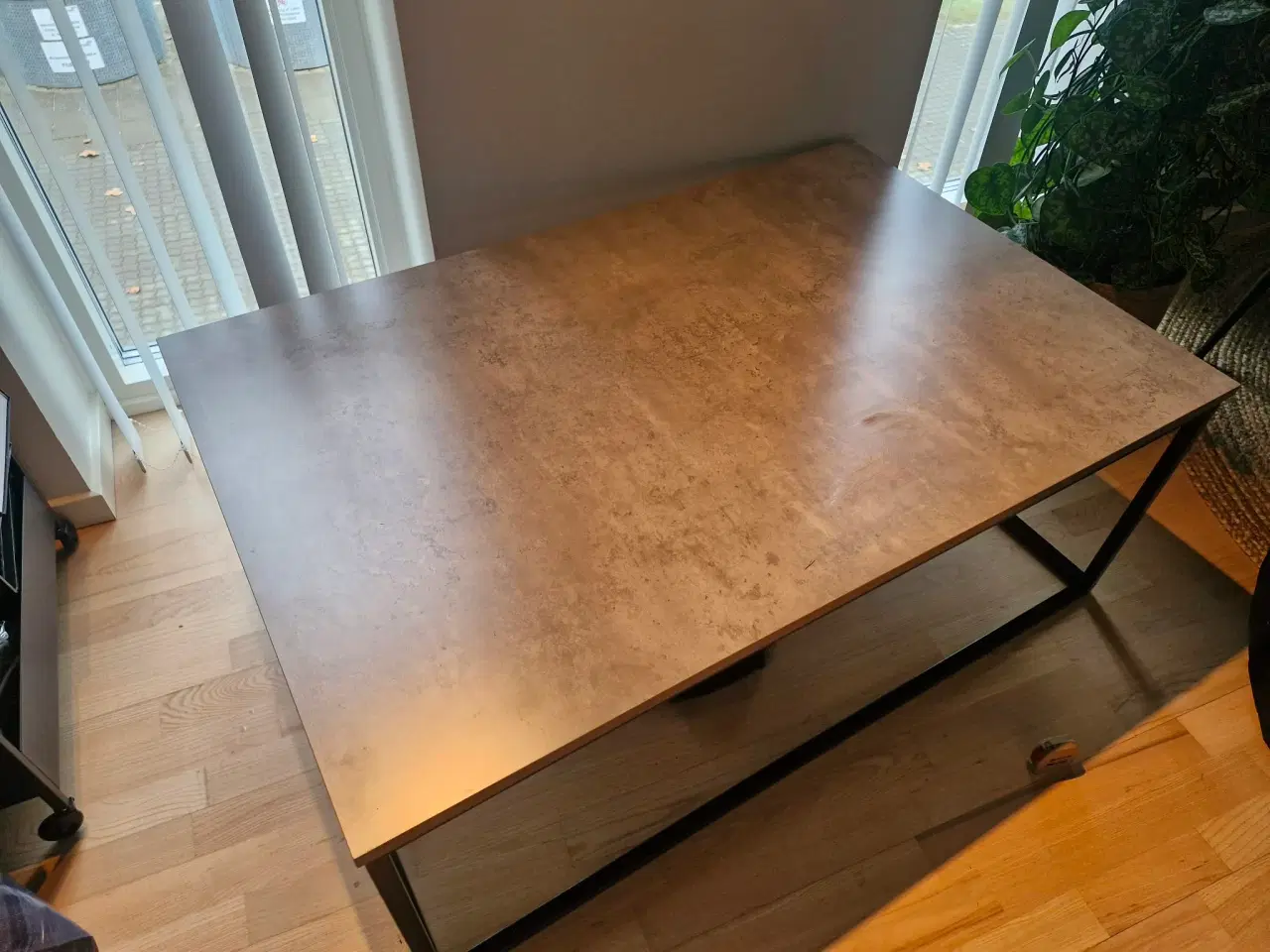 Billede 1 - Sofabord med træplade med betonlook