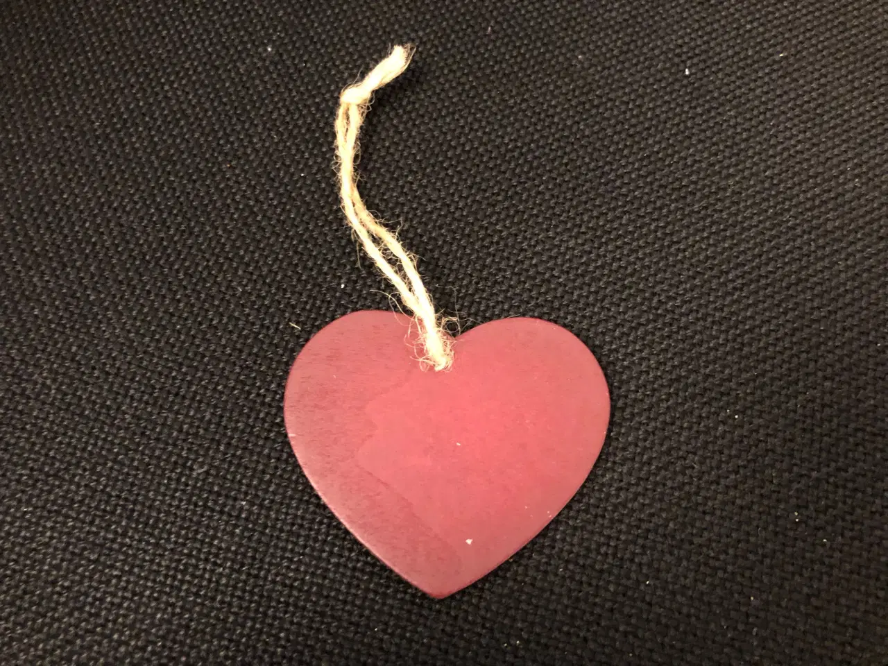 Billede 1 - Rødt hjerte i træ - til ophæng 