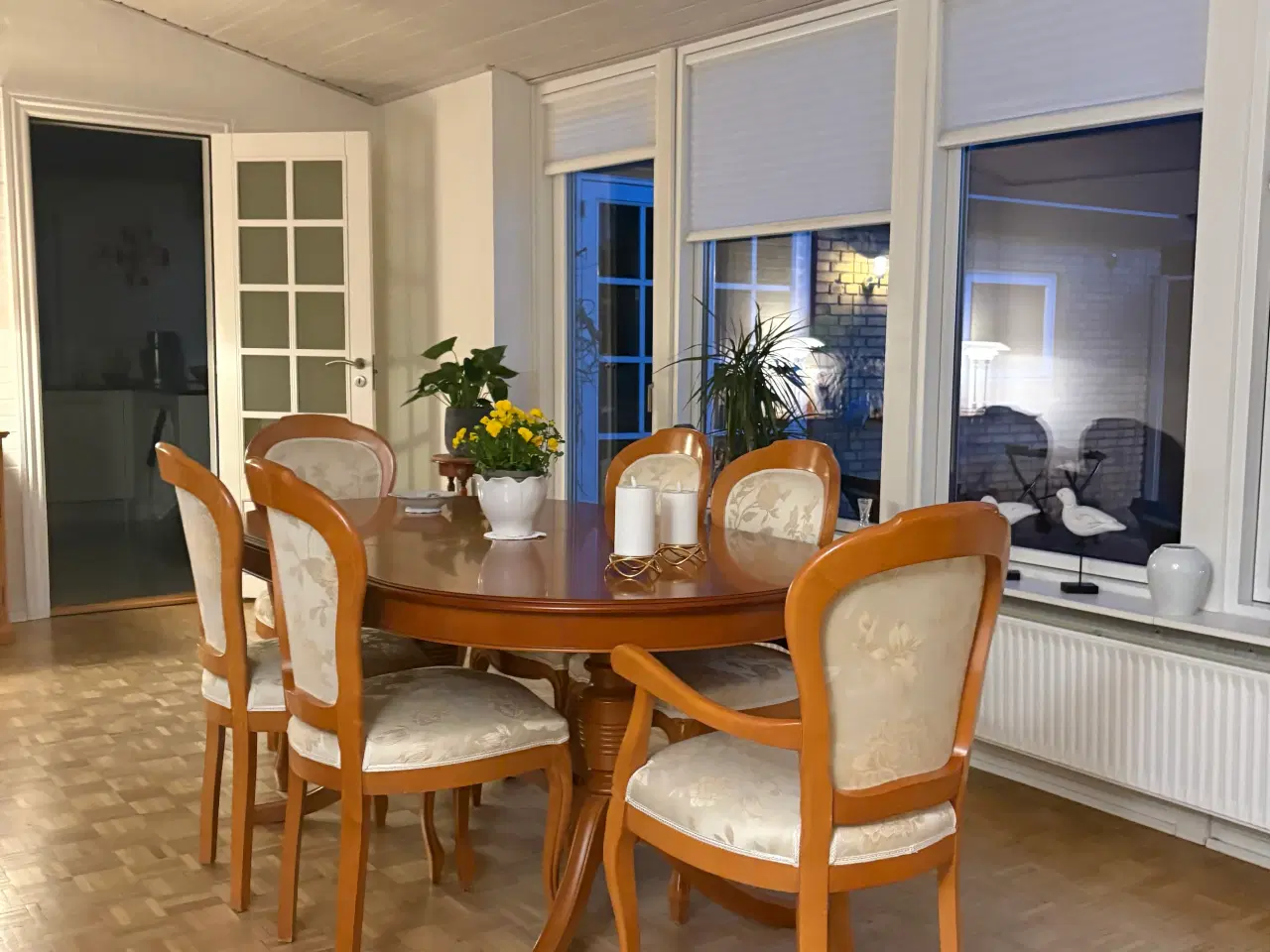 Billede 1 - flot spisebord i italiensk nøddetræ med 6 stole