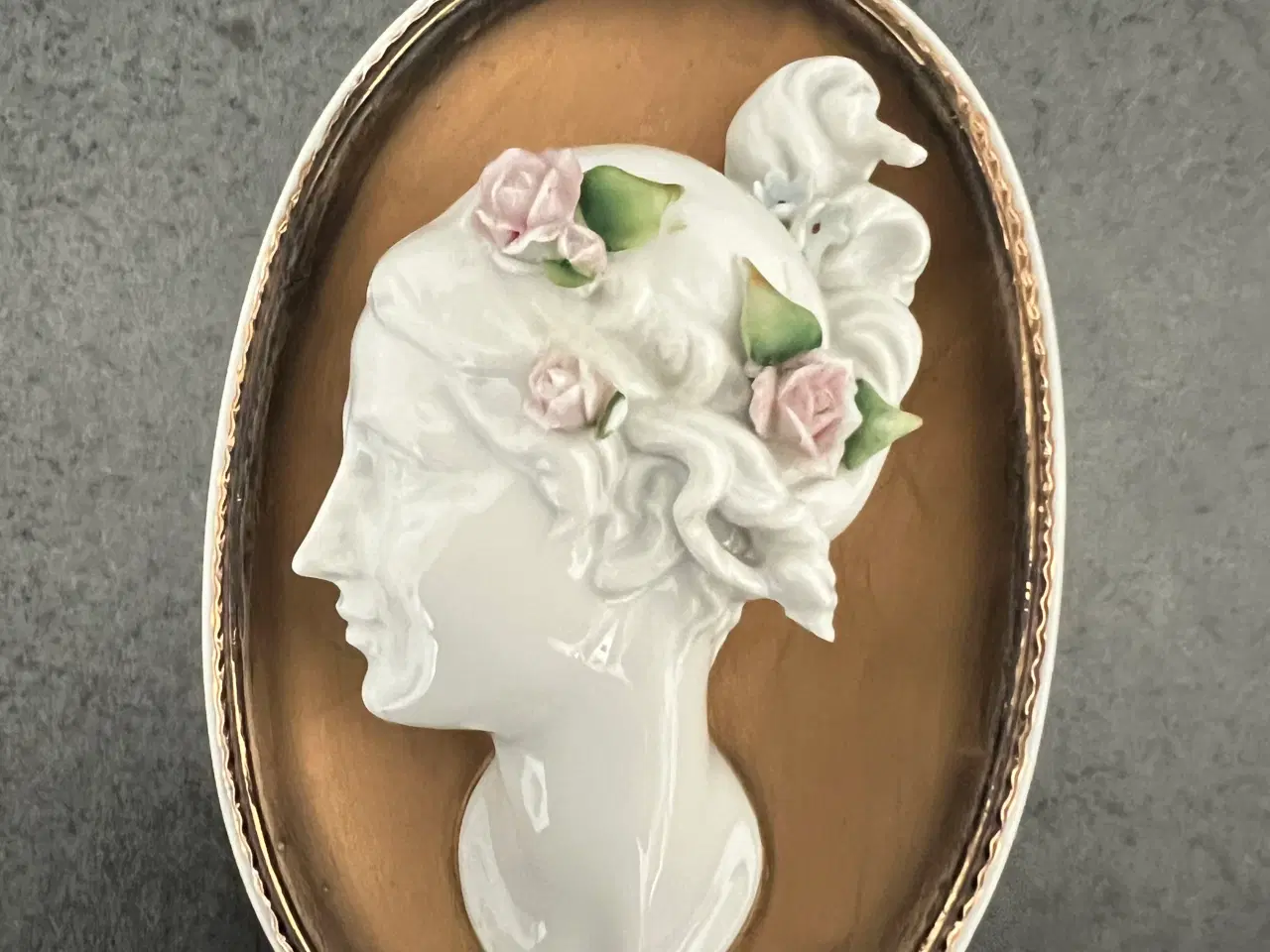 Billede 5 - Kvindehoved i porcelæn i vægramme