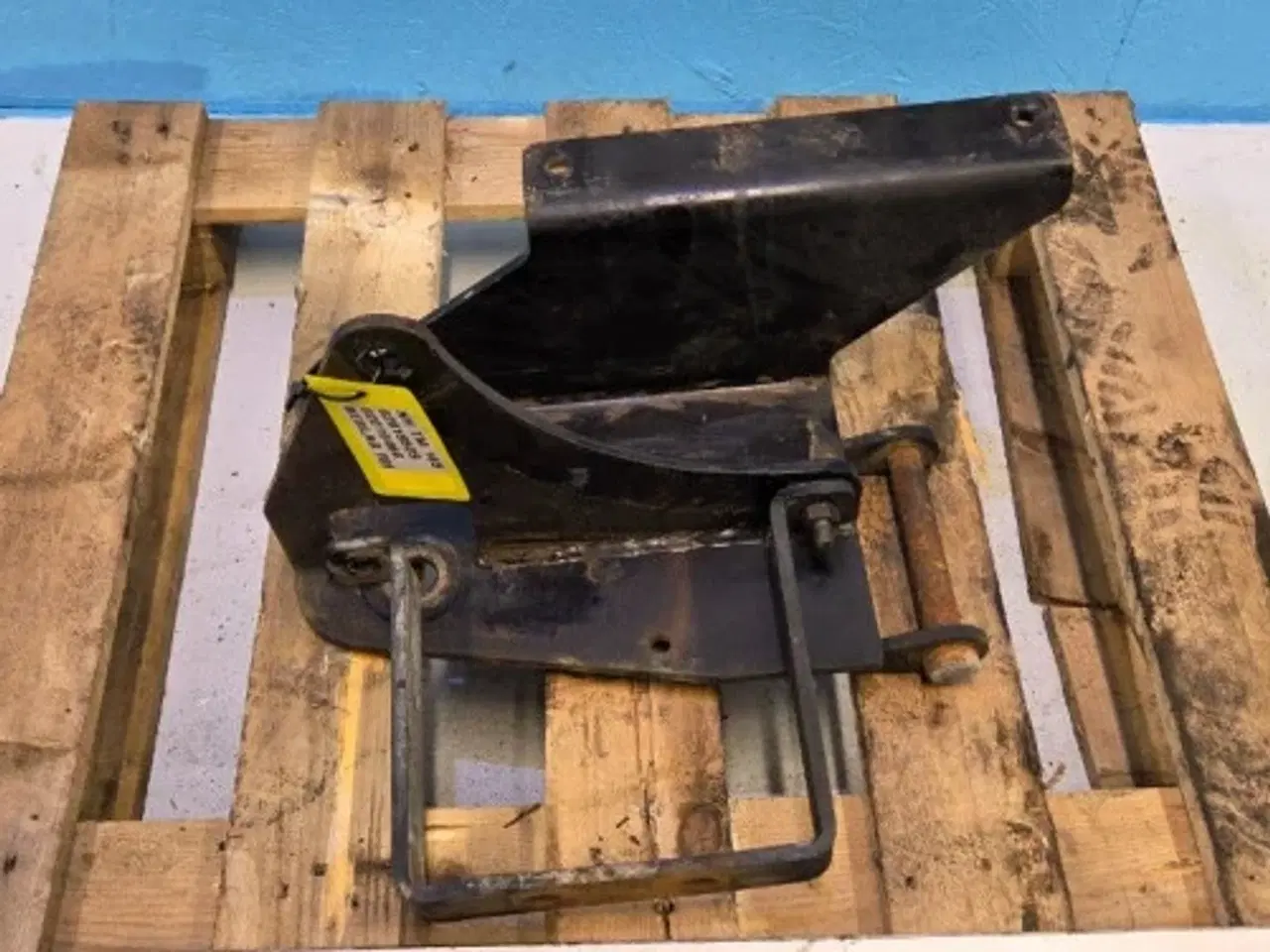 Billede 10 - New Holland TM165 Beslag R.  82018505