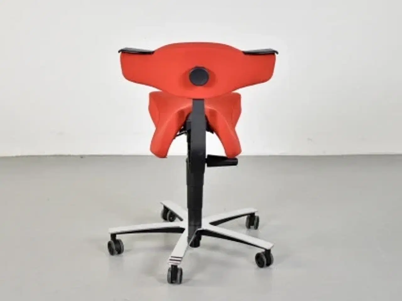 Billede 3 - Frapett kontor-/sadelstol med rødt polster og krom stel