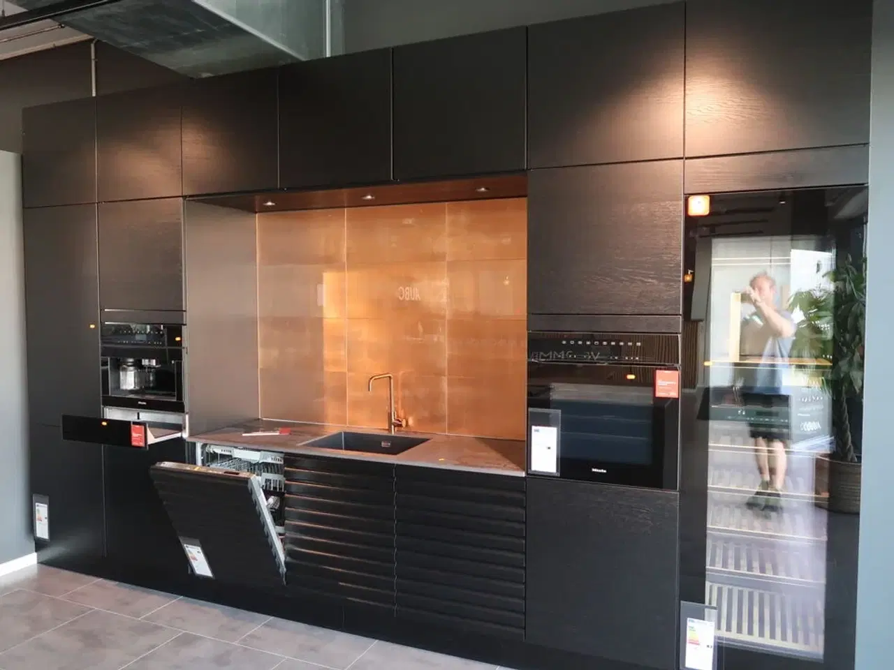Billede 12 - Køkken AUBO Black Oak / Oak Line, Sort med armatur uden hårdehvidevarer