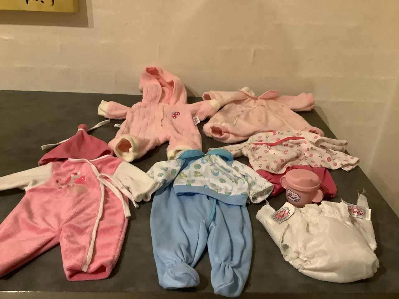 Billede 4 - 2 dukker den ene er med batteri + tøj