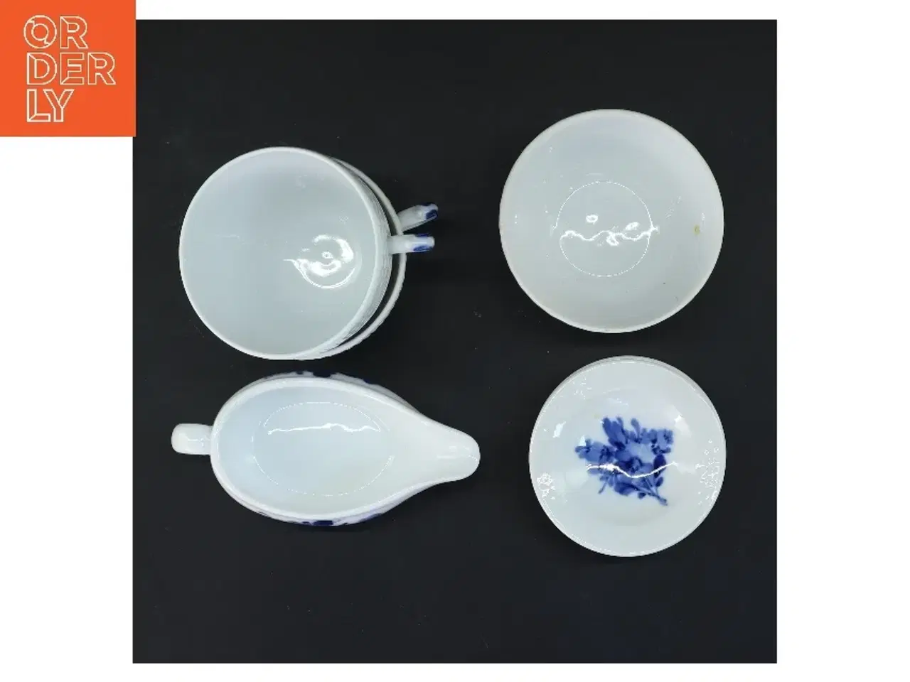 Billede 3 - Blå og hvid porcelænssæt fra Royal Copenhagen, med blå blomst motiv (str. Ø 8 cm)