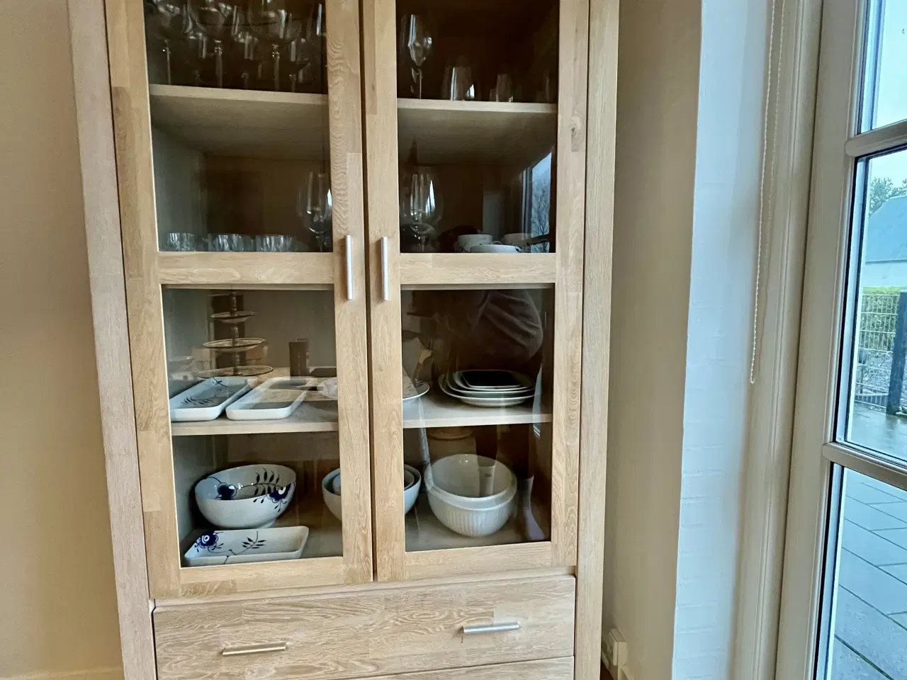 Billede 2 - Pænt og velholdt vitrineskab sælges 