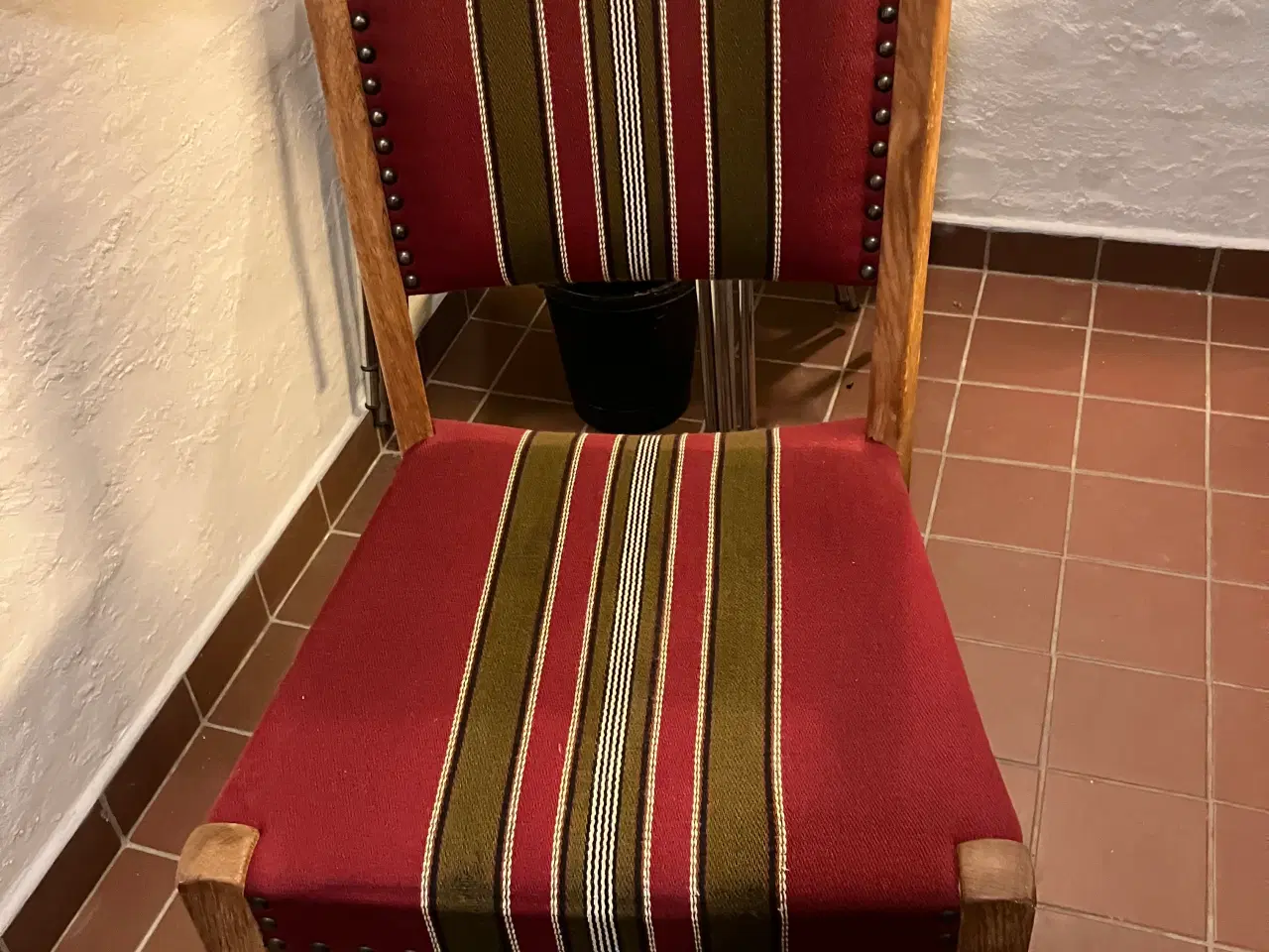 Billede 1 - Gyngestol. Taburet .  2  Spisestuestole