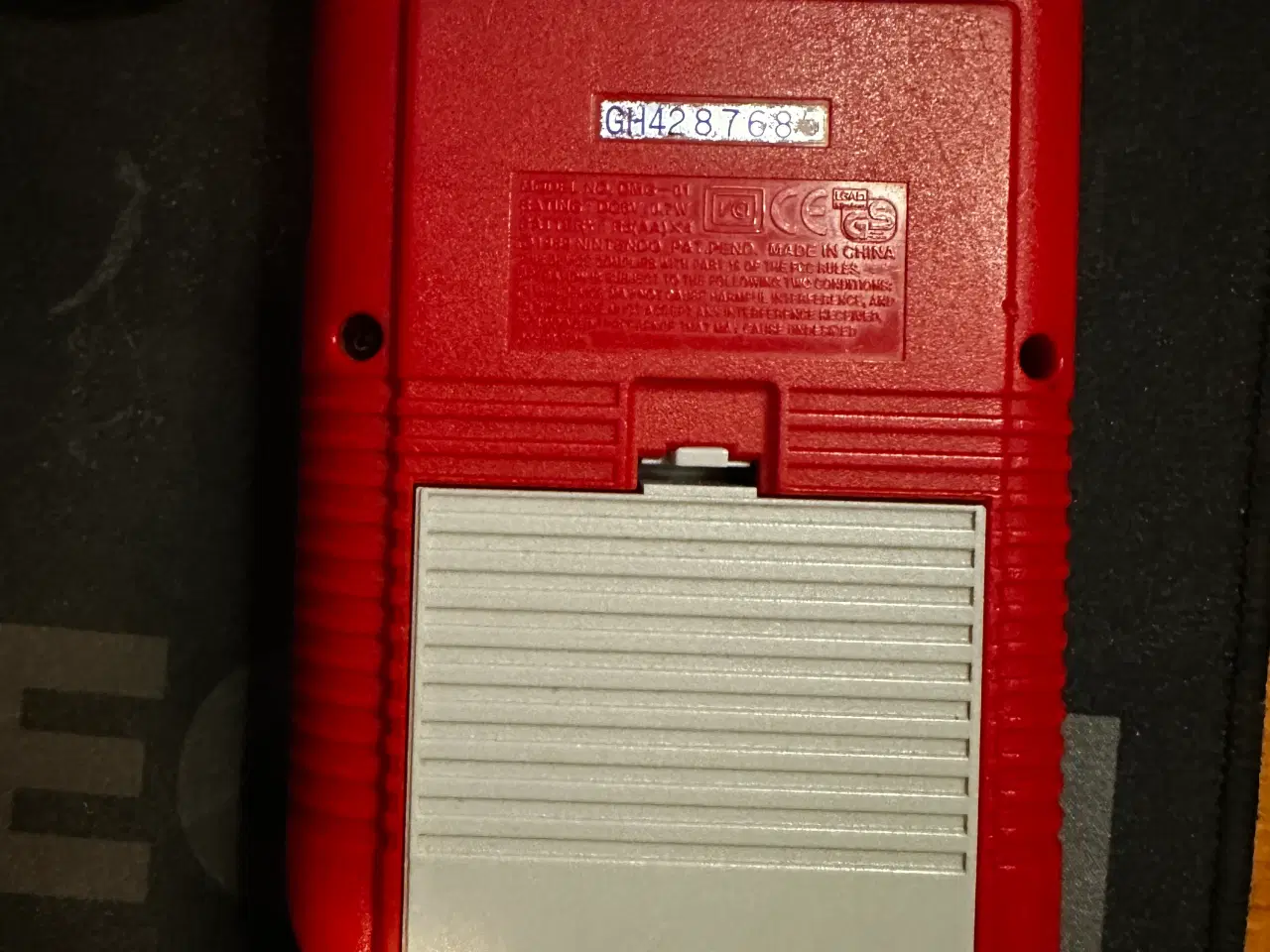 Billede 2 - Gameboy i rød med hvid batteri låg og 2 spil